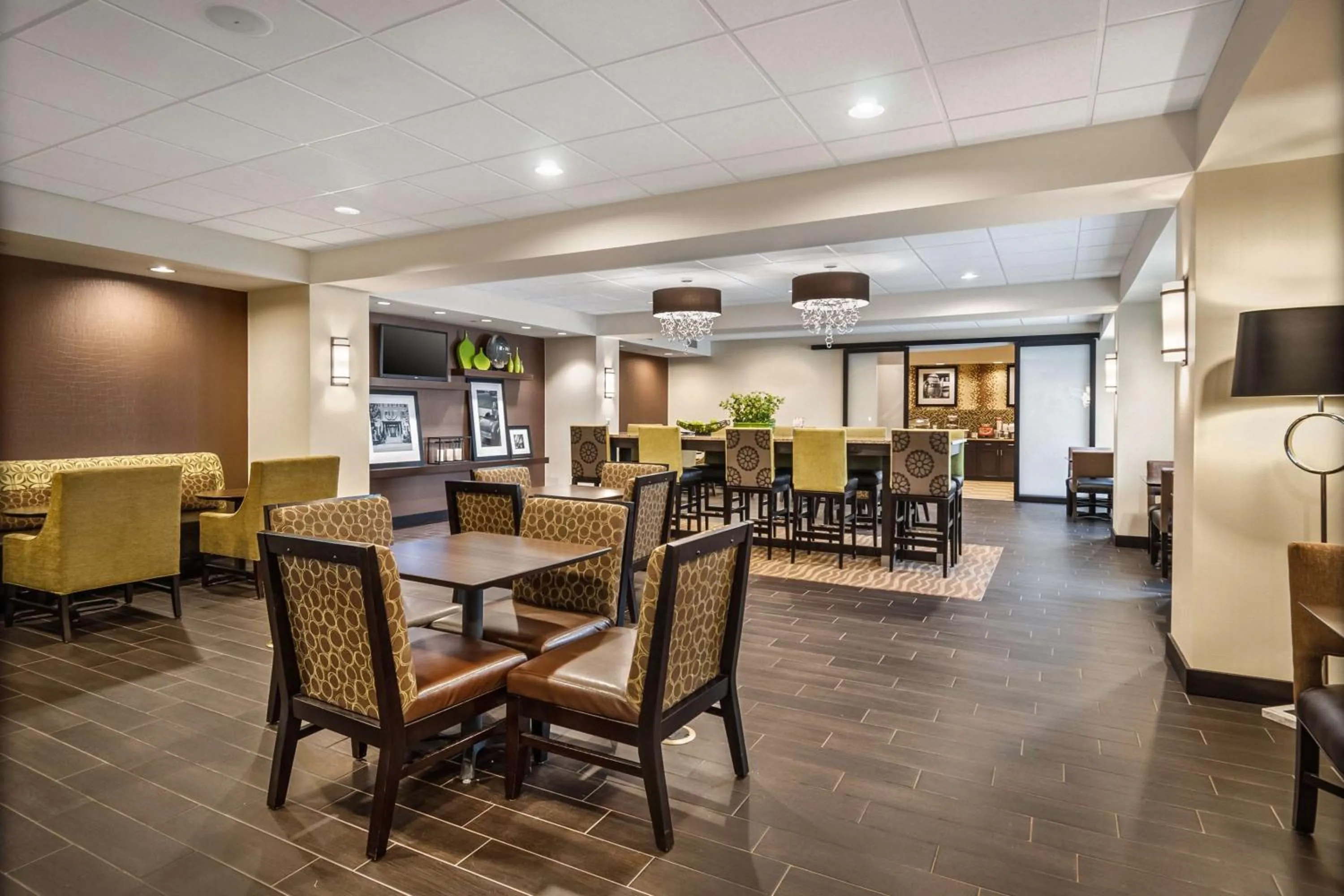 Dining area in Hampton Inn Dover