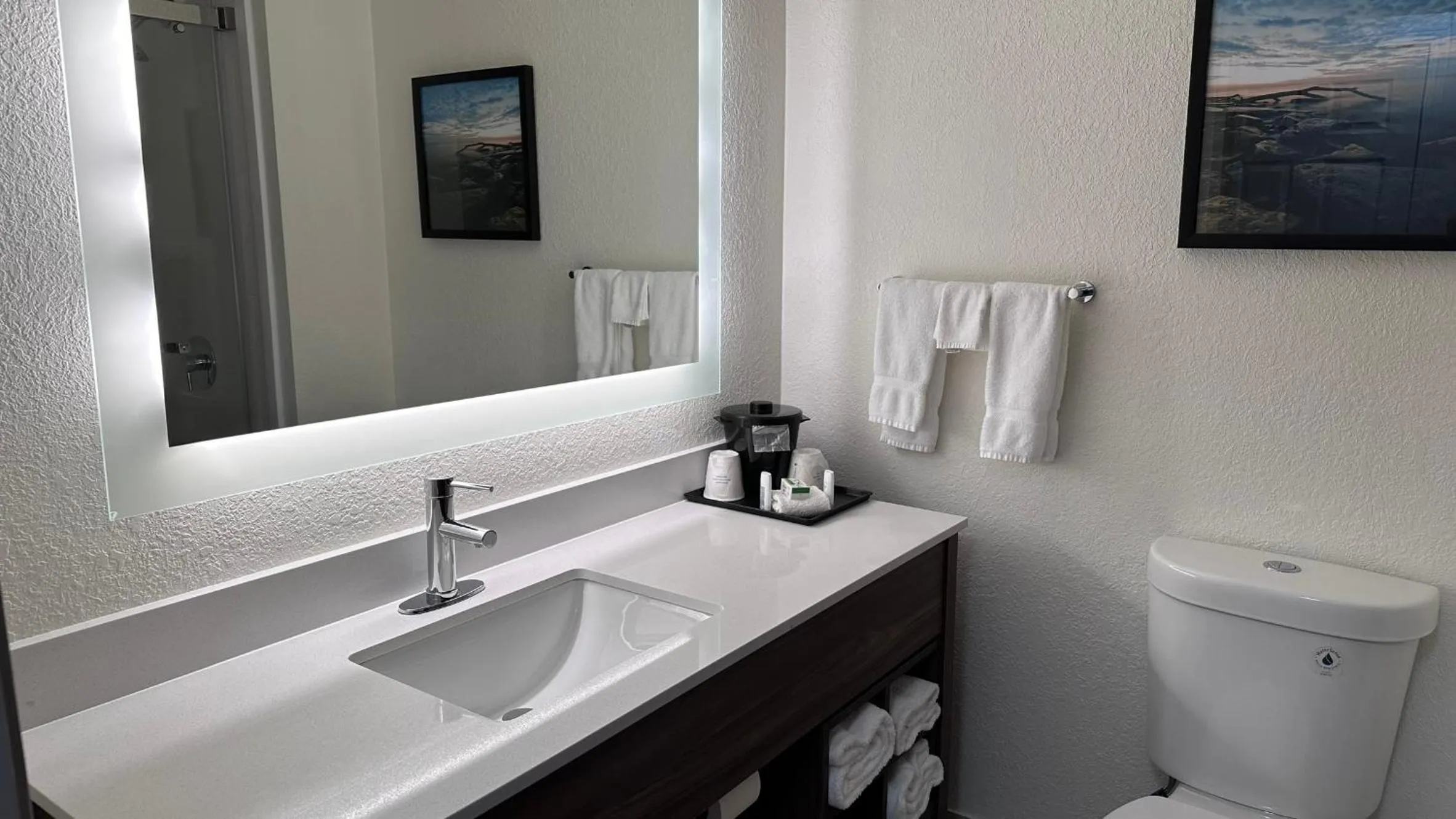 Bathroom in La Quinta by Wyndham Milwaukee SW New Berlin