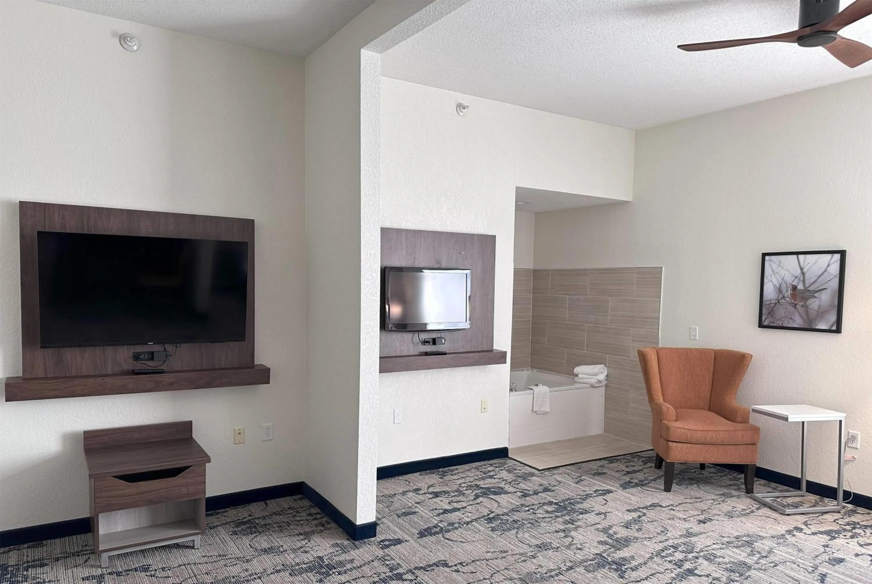 Photo of the whole room in La Quinta by Wyndham Milwaukee SW New Berlin