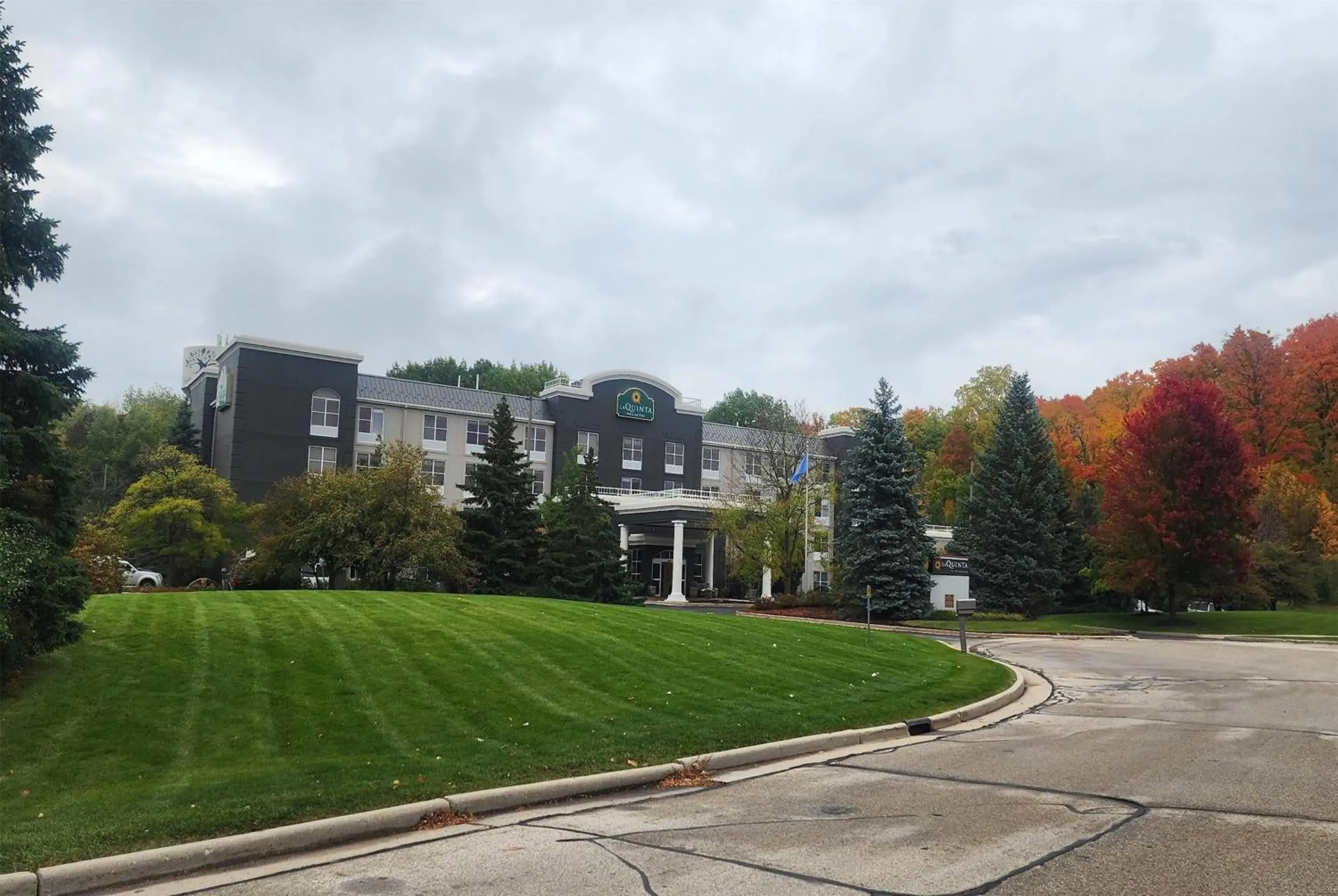 Property building in La Quinta by Wyndham Milwaukee SW New Berlin Property building in La Quinta by Wyndham Milwaukee SW New Berlin