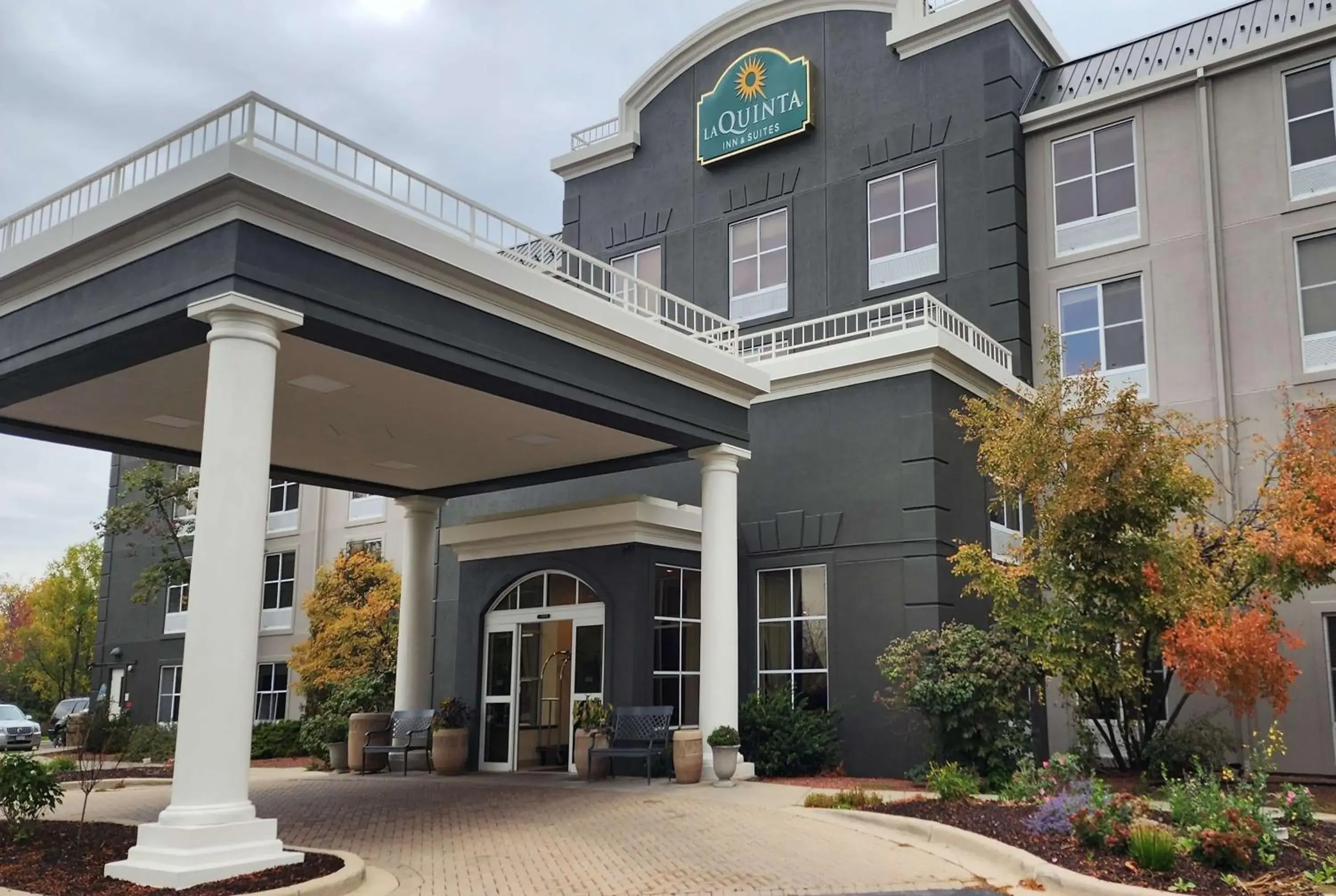 Property building in La Quinta by Wyndham Milwaukee SW New Berlin Property building in La Quinta by Wyndham Milwaukee SW New Berlin