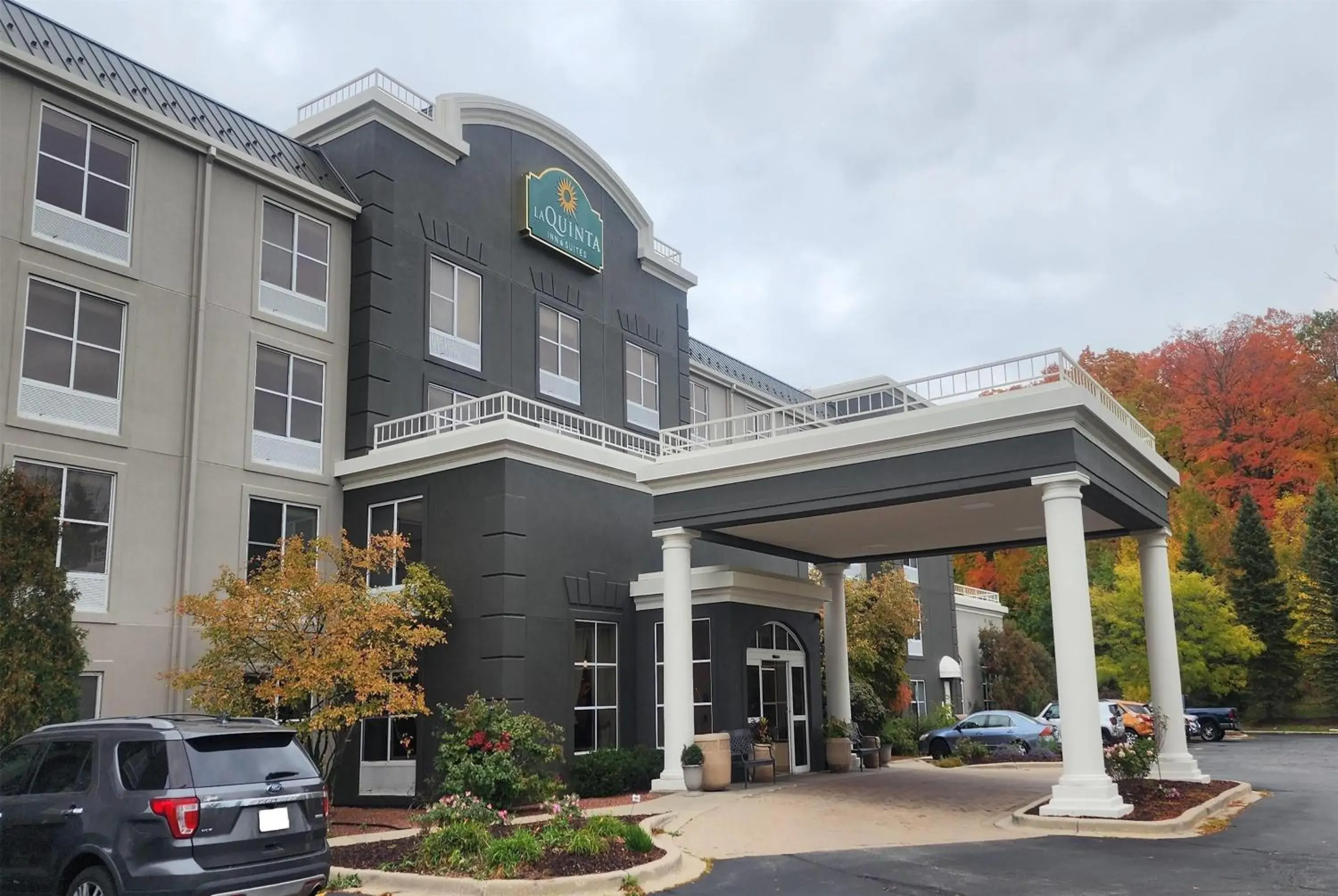 Property building in La Quinta by Wyndham Milwaukee SW New Berlin Property building in La Quinta by Wyndham Milwaukee SW New Berlin