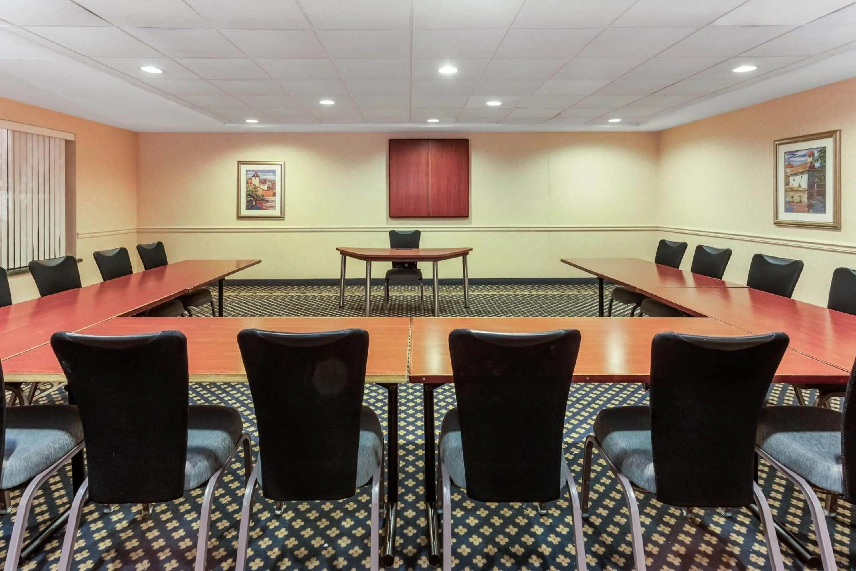 Meeting/conference room in La Quinta by Wyndham Milwaukee SW New Berlin