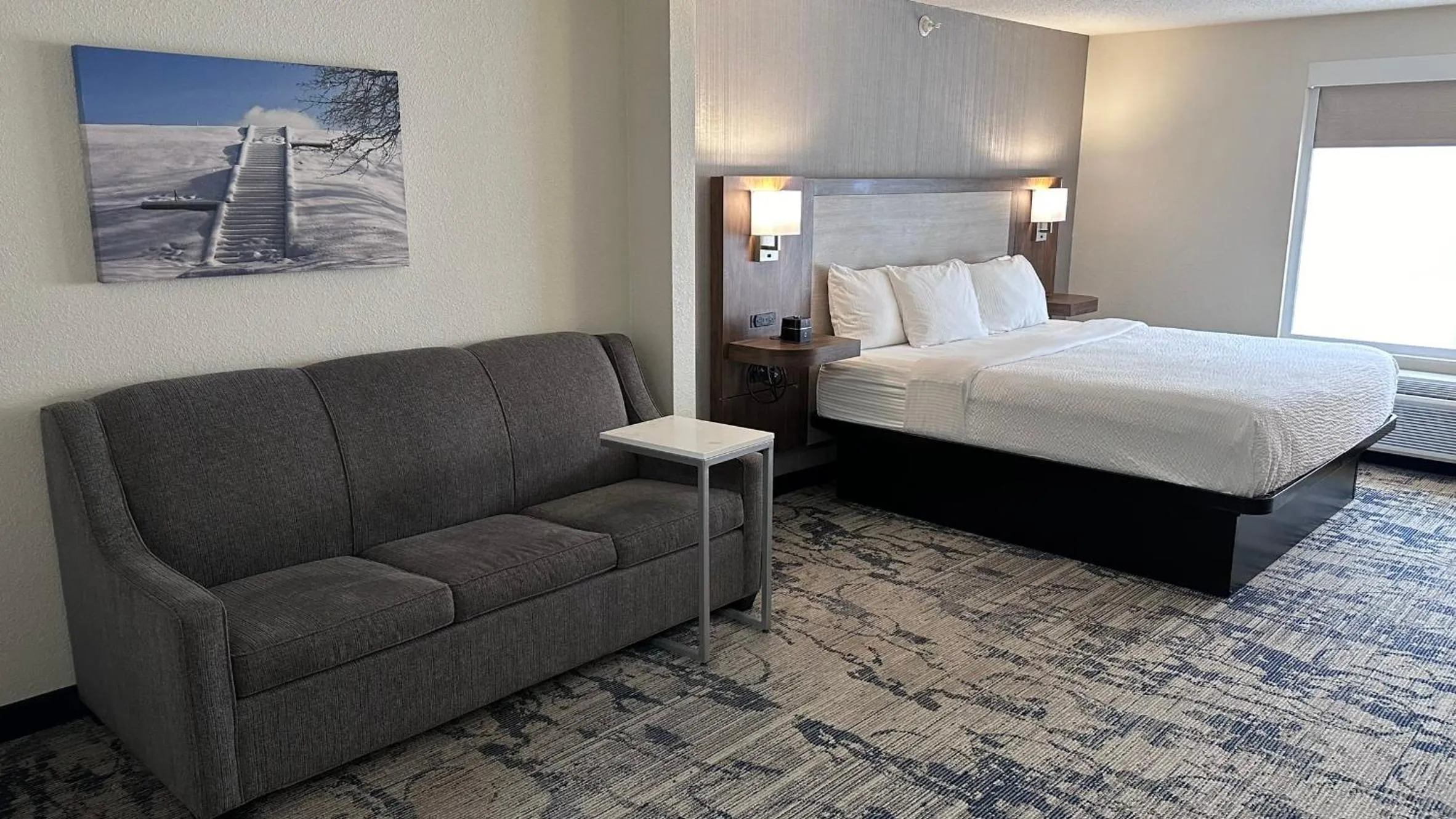 Living room, Bed in La Quinta by Wyndham Milwaukee SW New Berlin