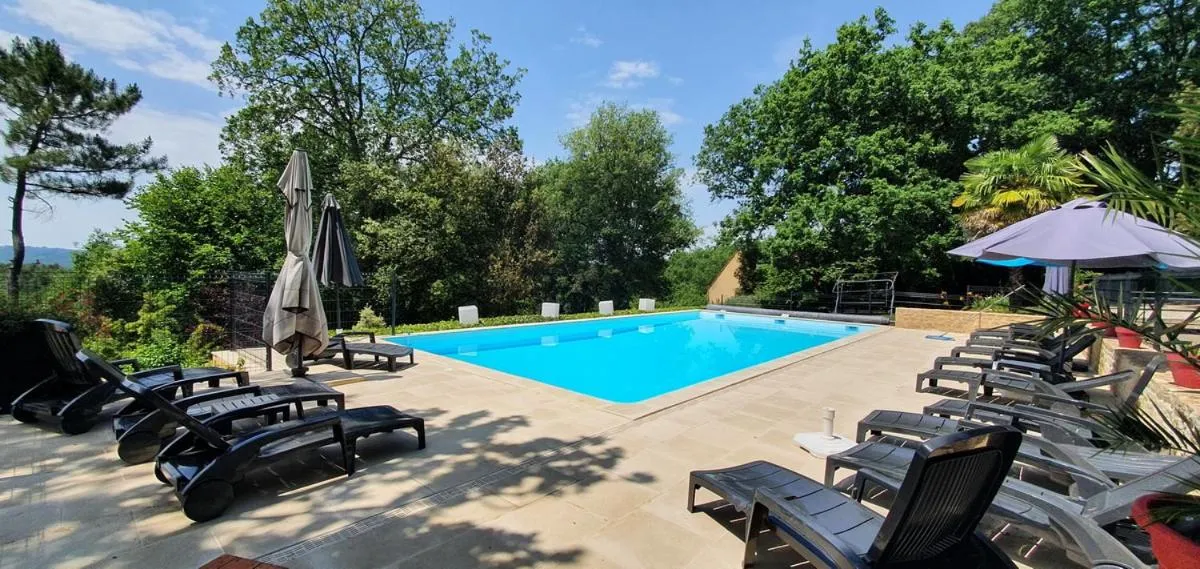 gîte le nieudegat chambre et table d'hôte piscine climatisation proche de Sarlat au coeur de la nature