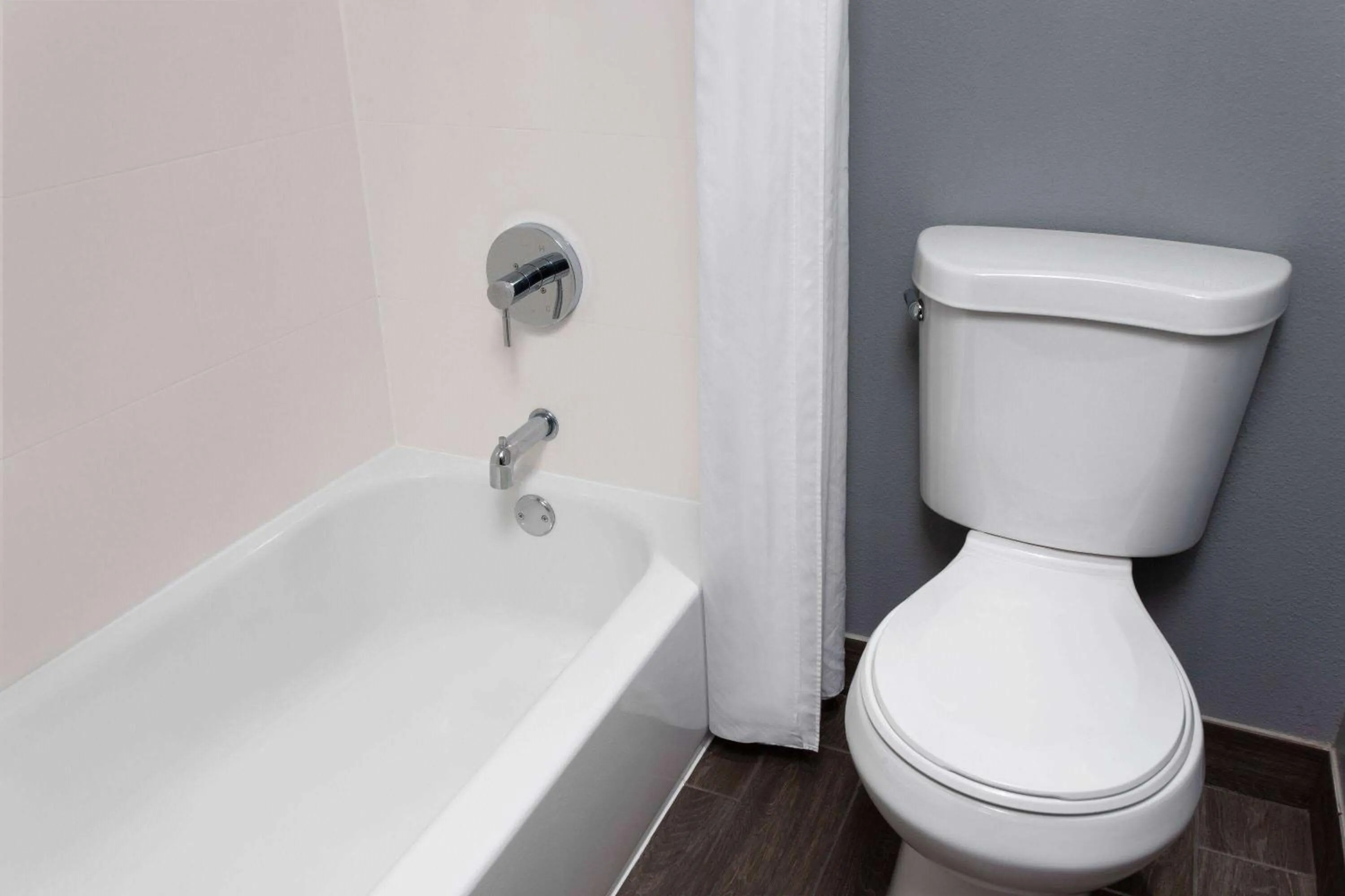 TV and multimedia in La Quinta Inn by Wyndham Wausau