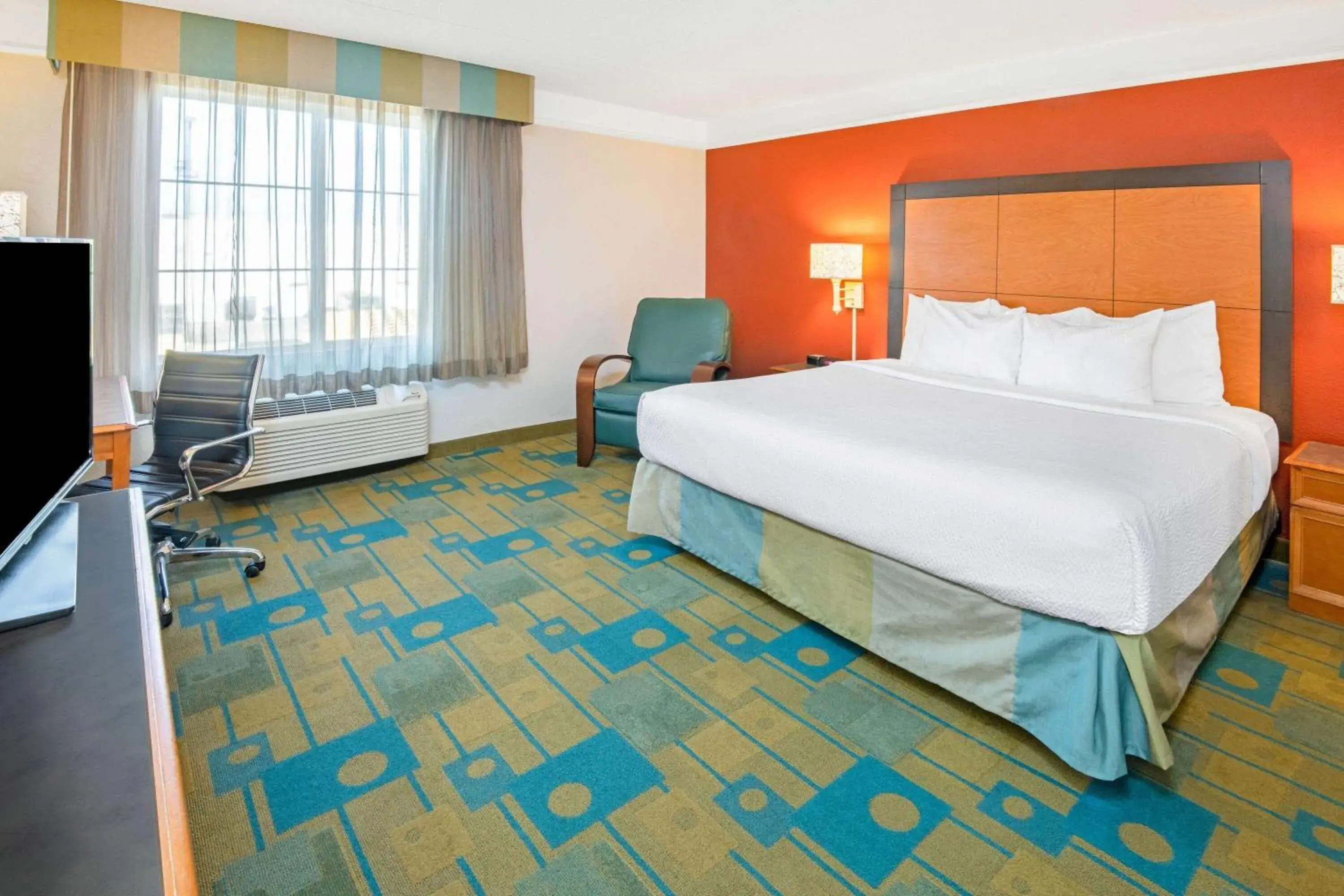 King Room with Bath Tub - Mobility Accessible/Non-Smoking in La Quinta by Wyndham Sherman King Room with Bath Tub - Mobility Accessible/Non-Smoking in La Quinta by Wyndham Sherman