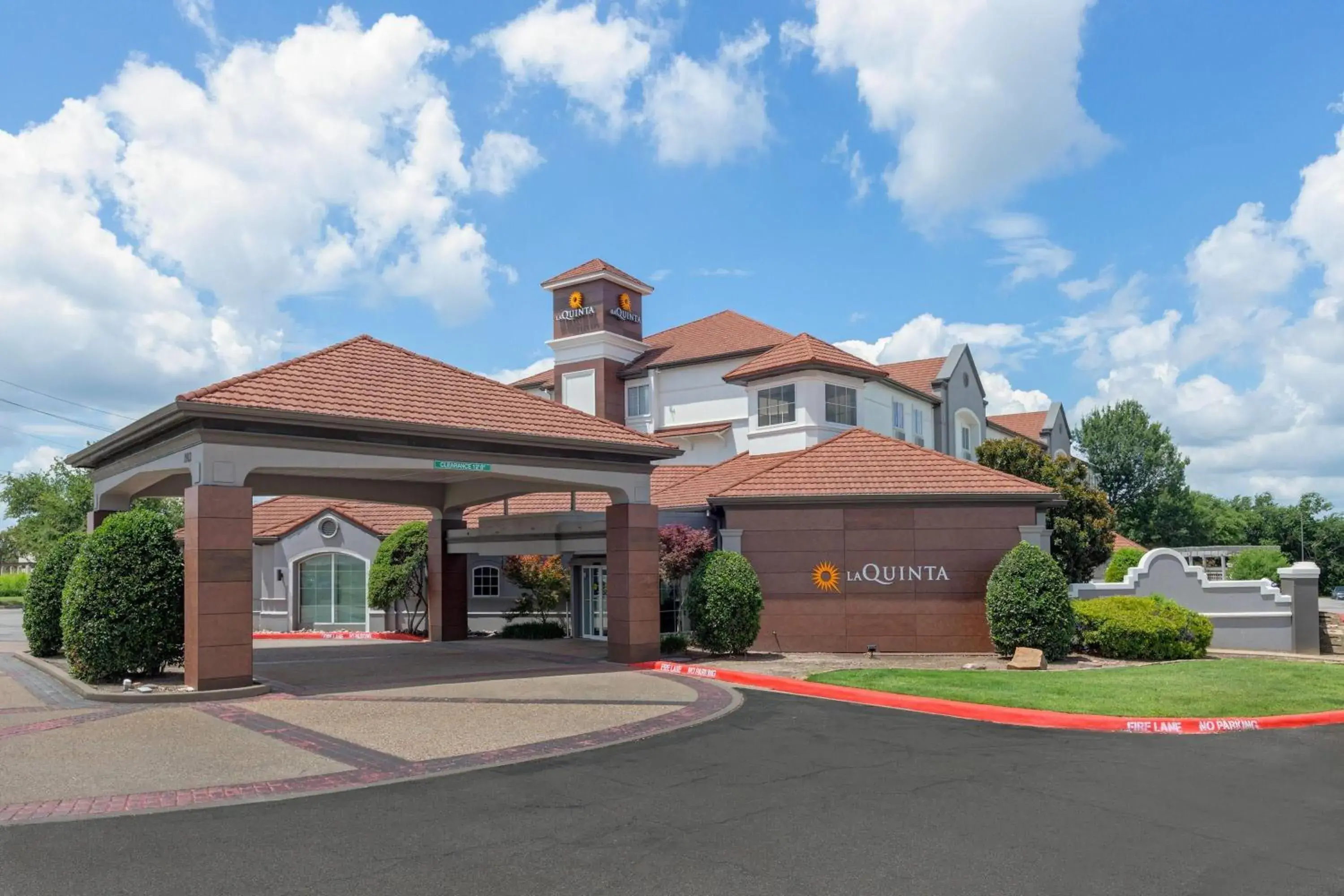 Property building in La Quinta by Wyndham Sherman Property building in La Quinta by Wyndham Sherman