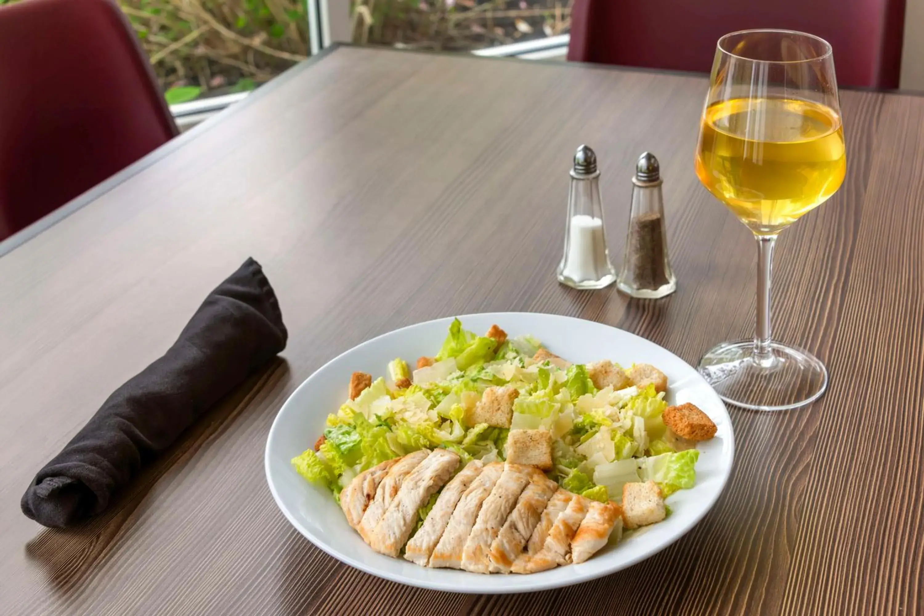 Dining area in Hilton Garden Inn Portland Airport Dining area in Hilton Garden Inn Portland Airport