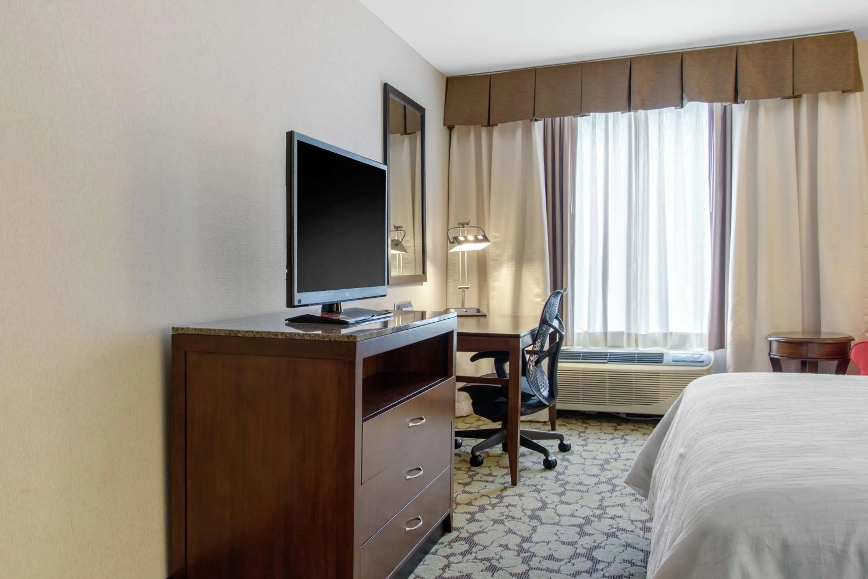 Bedroom, Bed in Hilton Garden Inn Portland Airport