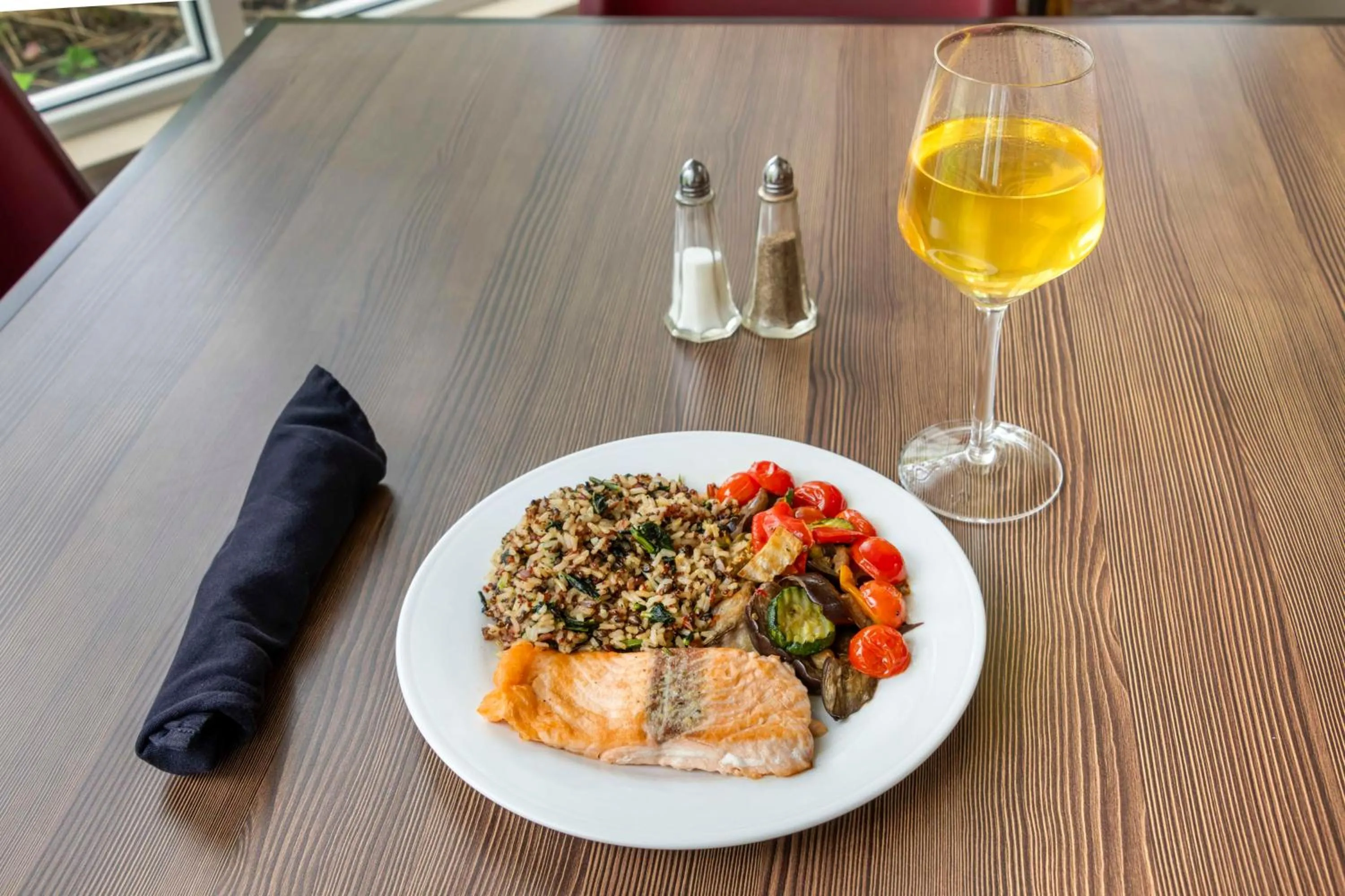 Dining area in Hilton Garden Inn Portland Airport