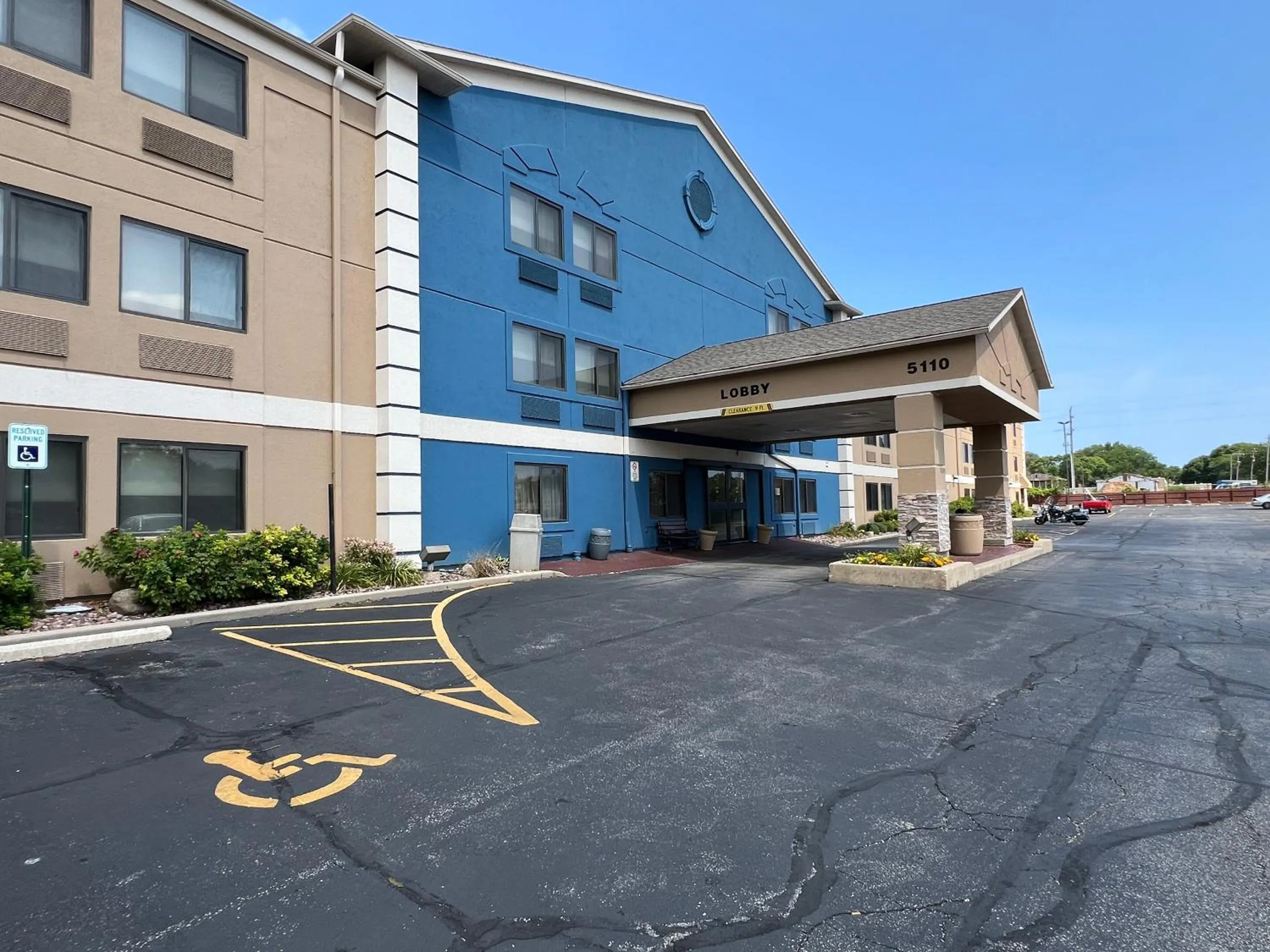 Lobby or reception in AmericInn by Wyndham Glendale Milwaukee