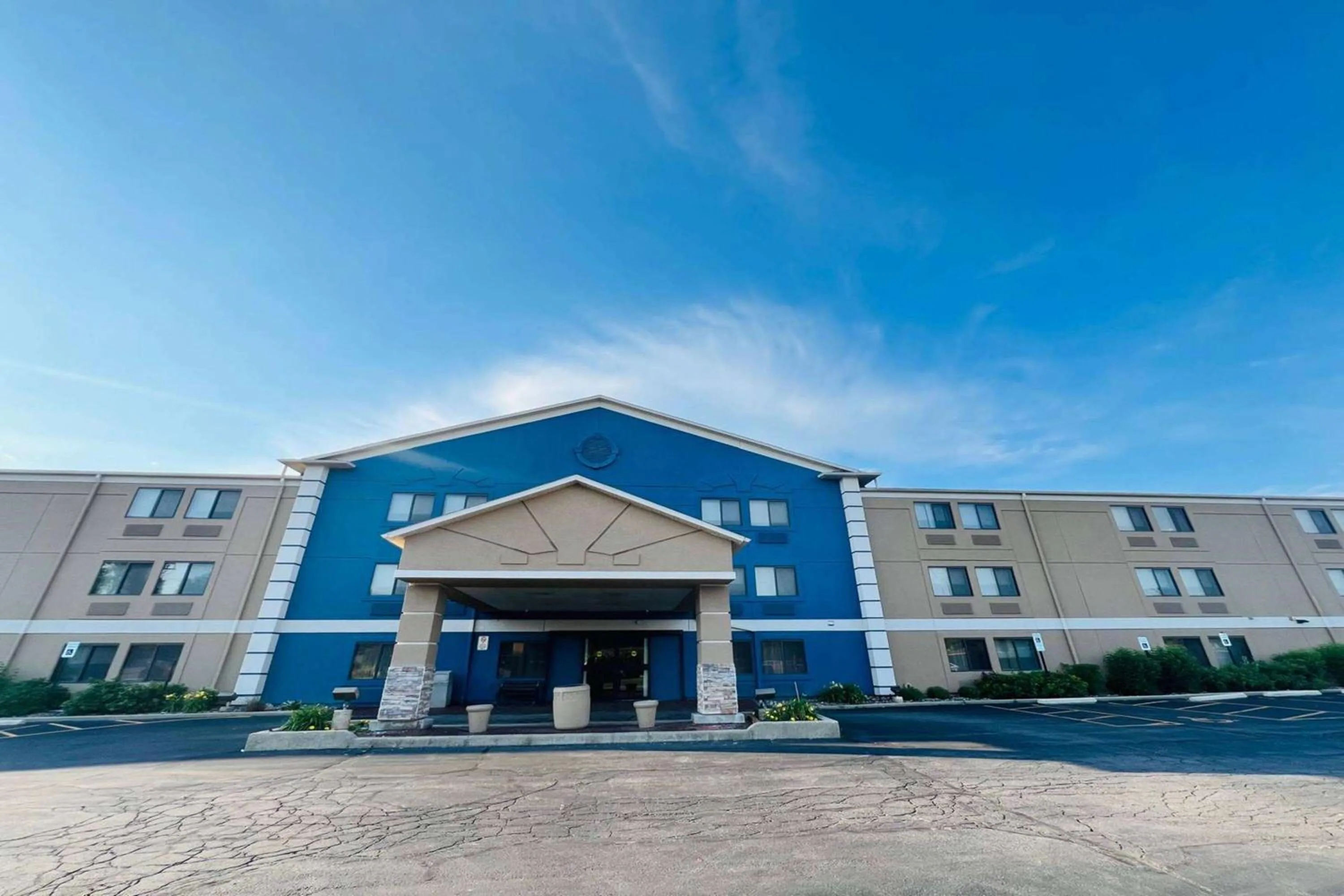 Property building in AmericInn by Wyndham Glendale Milwaukee