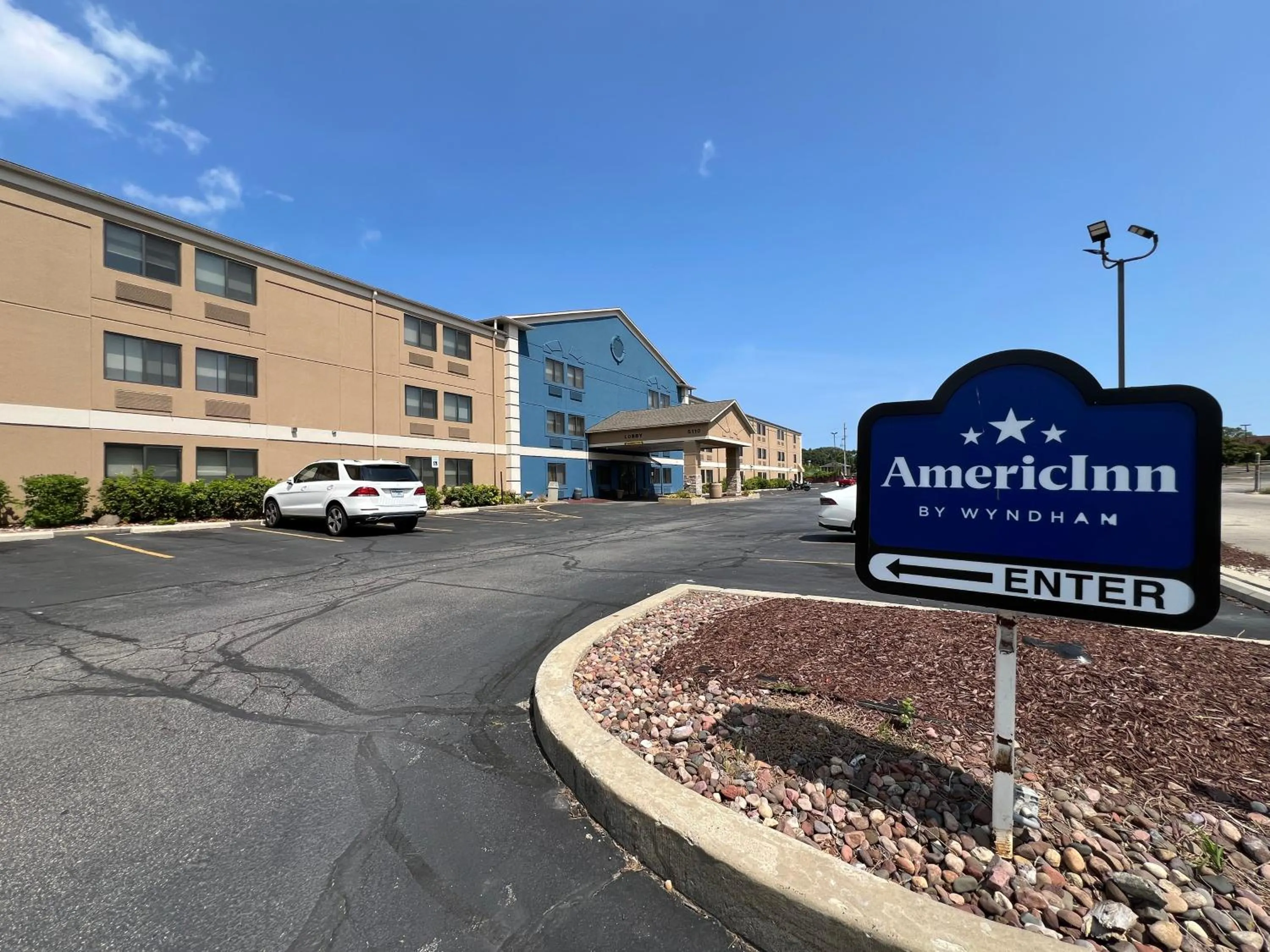 Facade/entrance in AmericInn by Wyndham Glendale Milwaukee