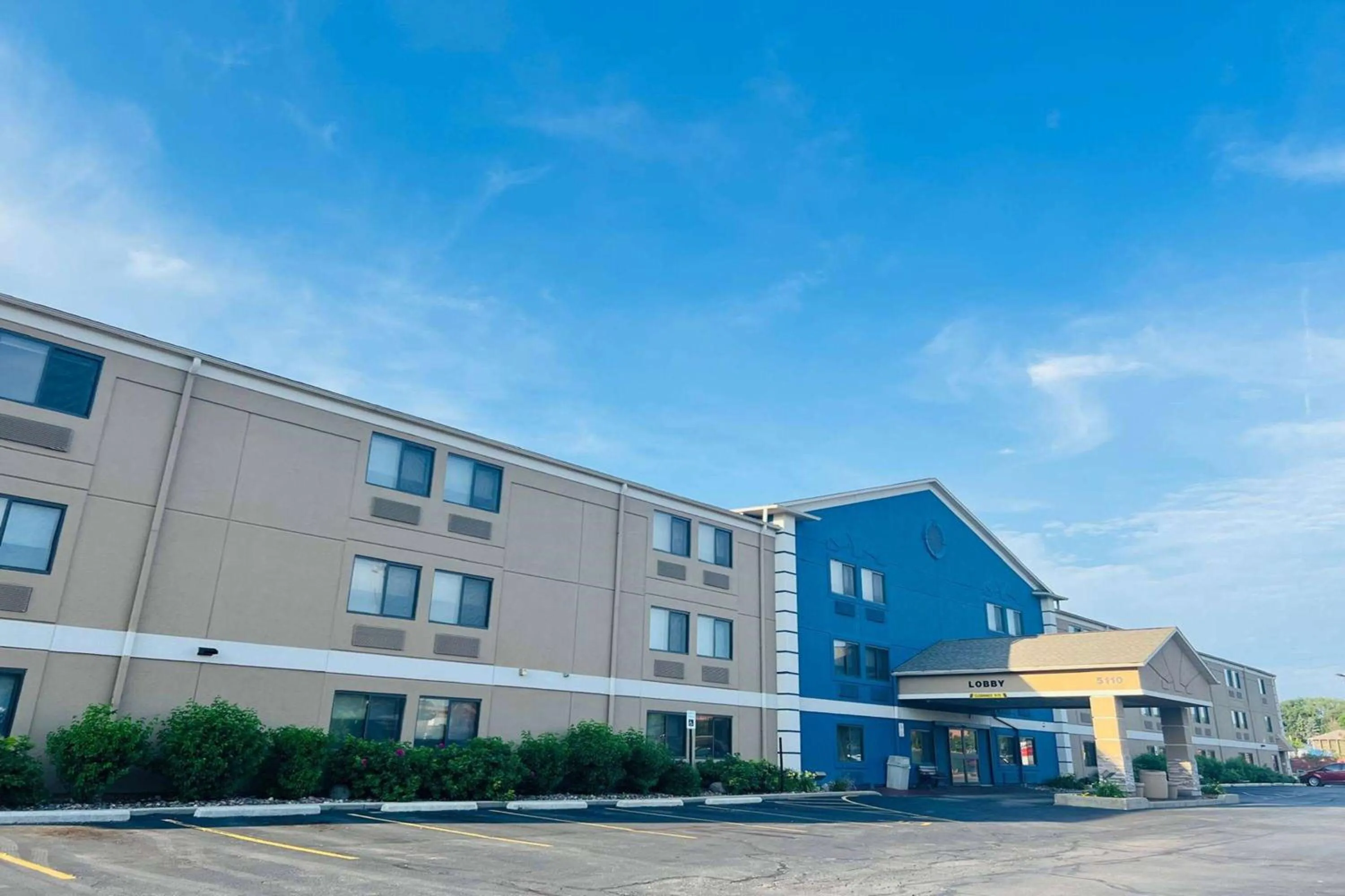 Property building in AmericInn by Wyndham Glendale Milwaukee