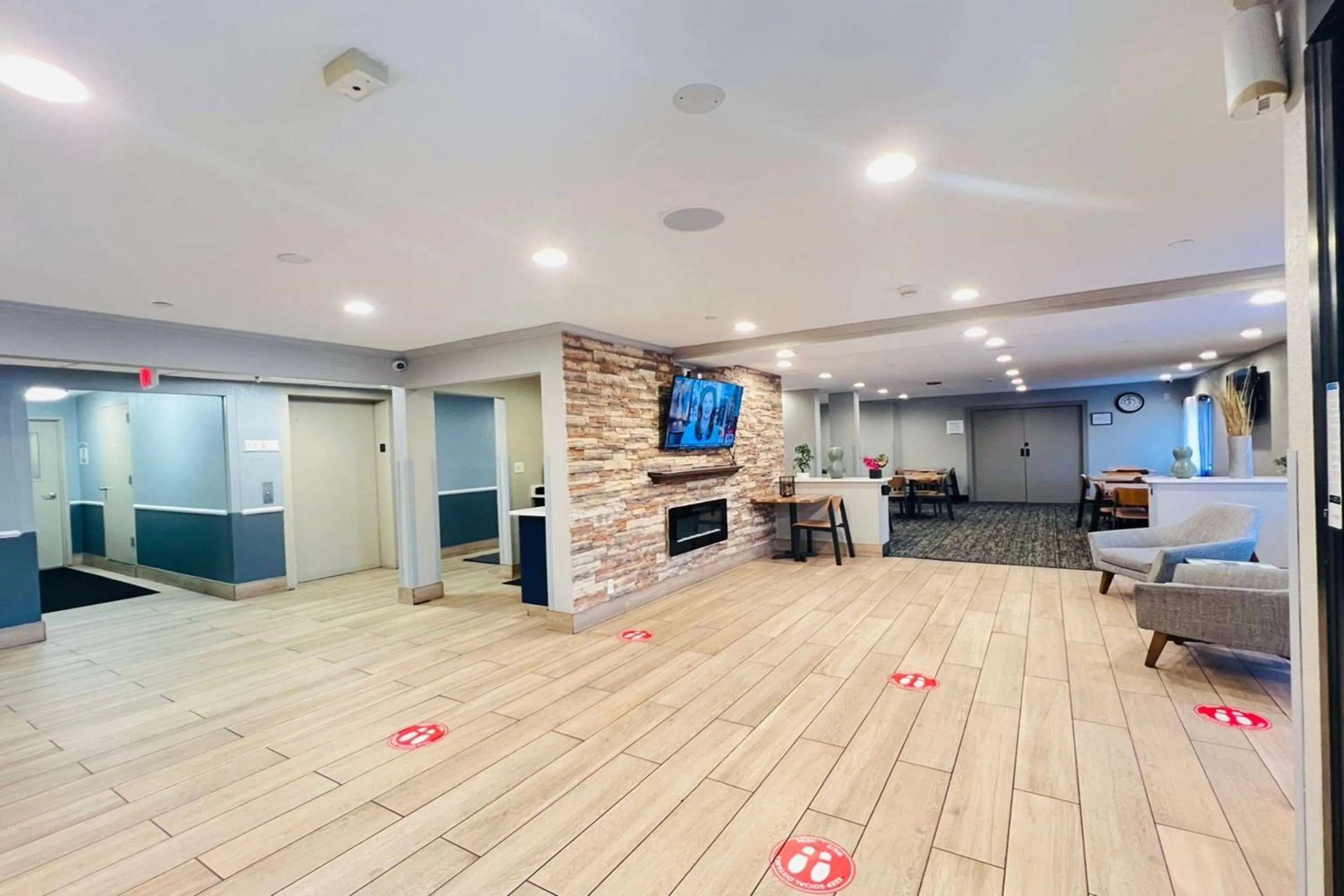 Lobby or reception in AmericInn by Wyndham Glendale Milwaukee