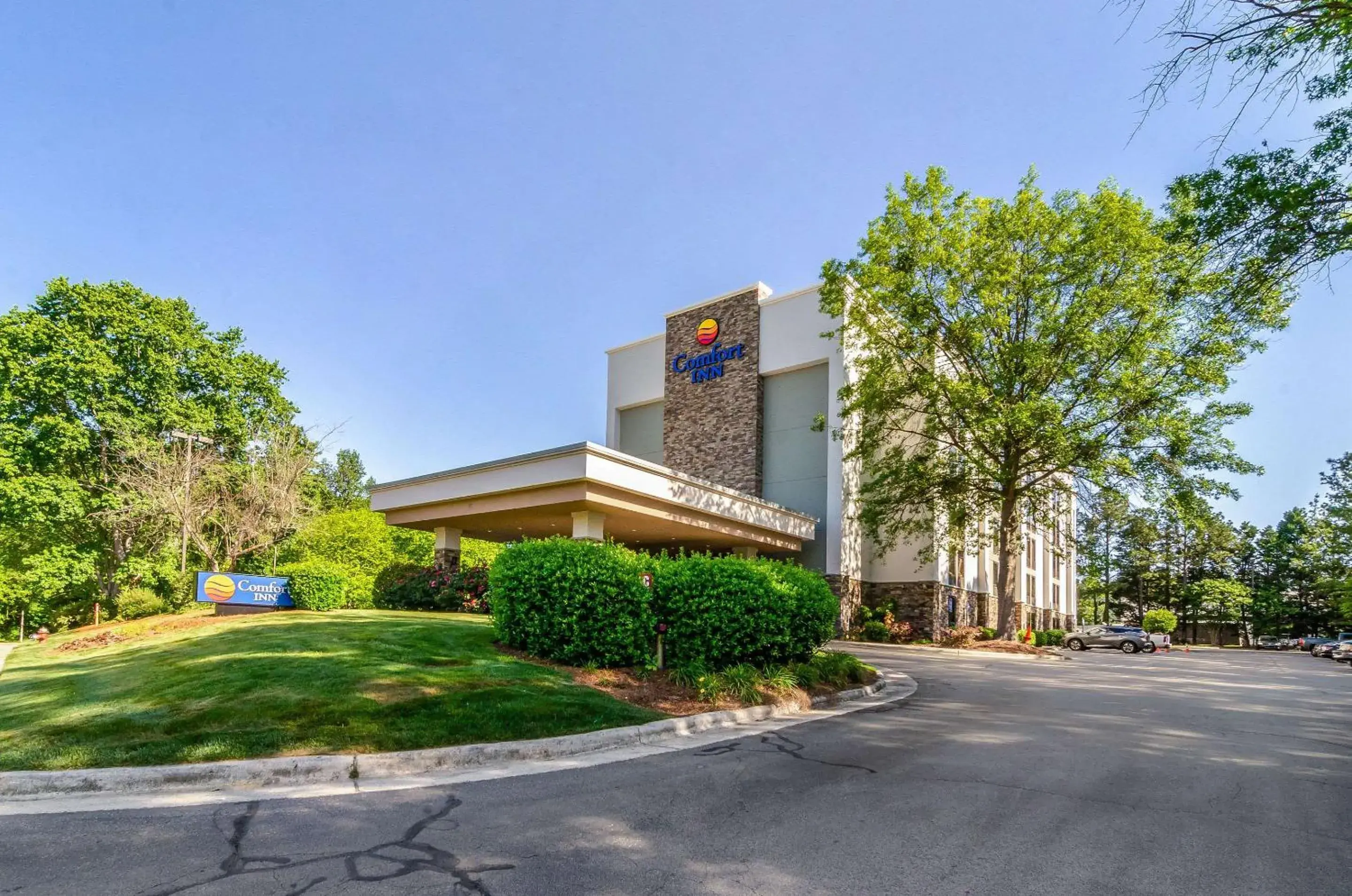 Property building in Comfort Inn Raleigh Midtown Property building in Comfort Inn Raleigh Midtown