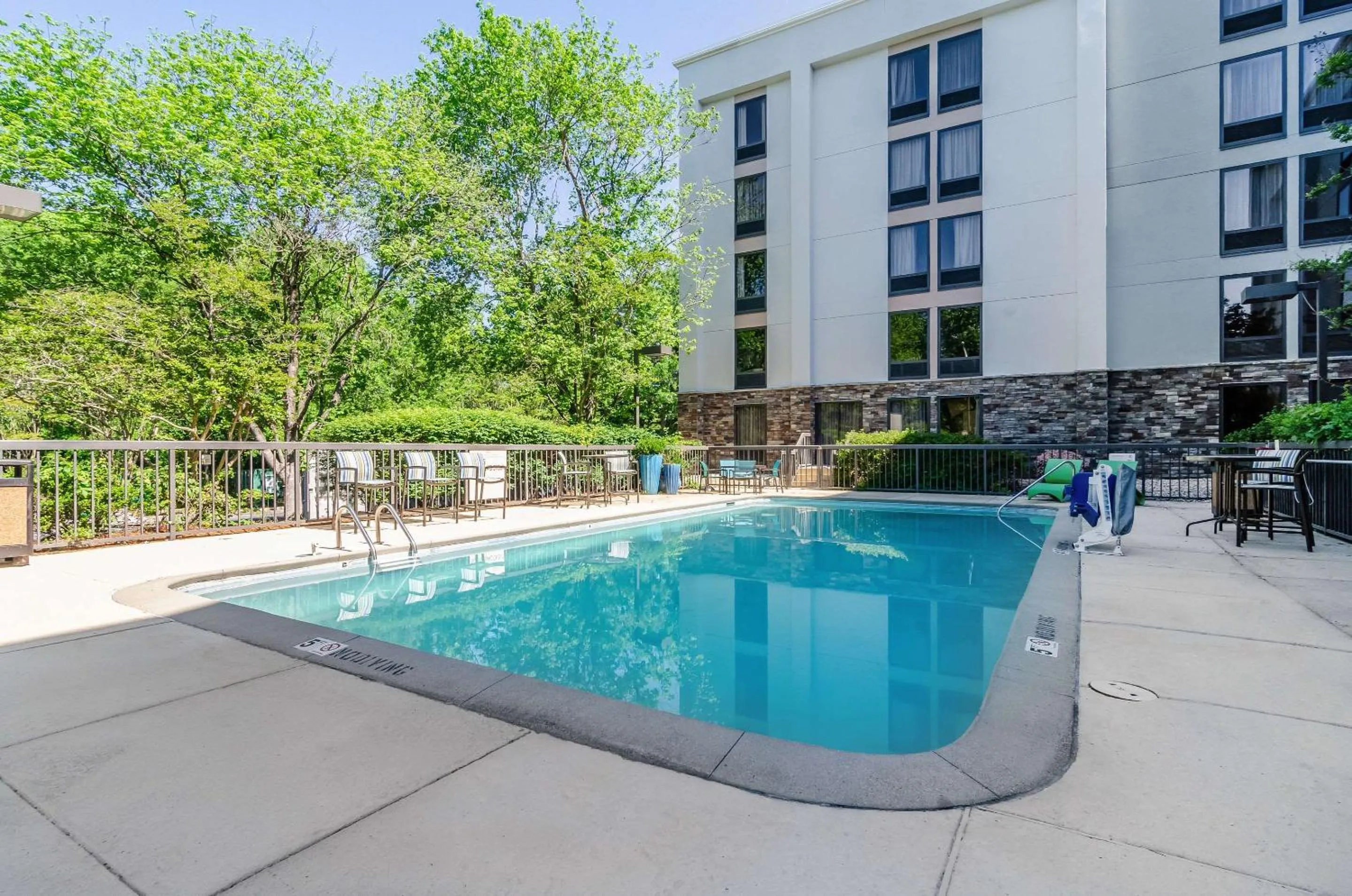 Swimming pool in Comfort Inn Raleigh Midtown