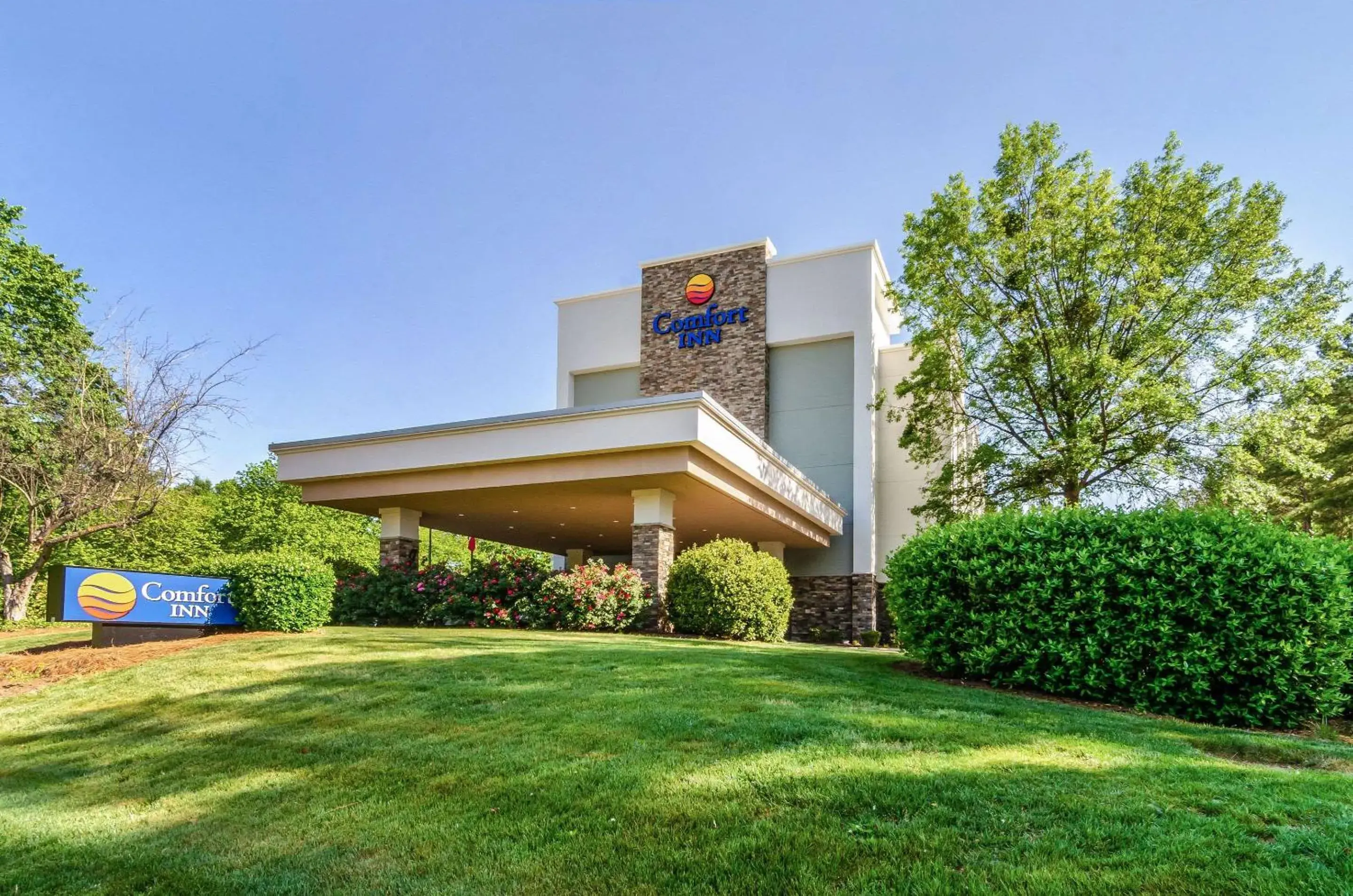 Property building in Comfort Inn Raleigh Midtown Property building in Comfort Inn Raleigh Midtown