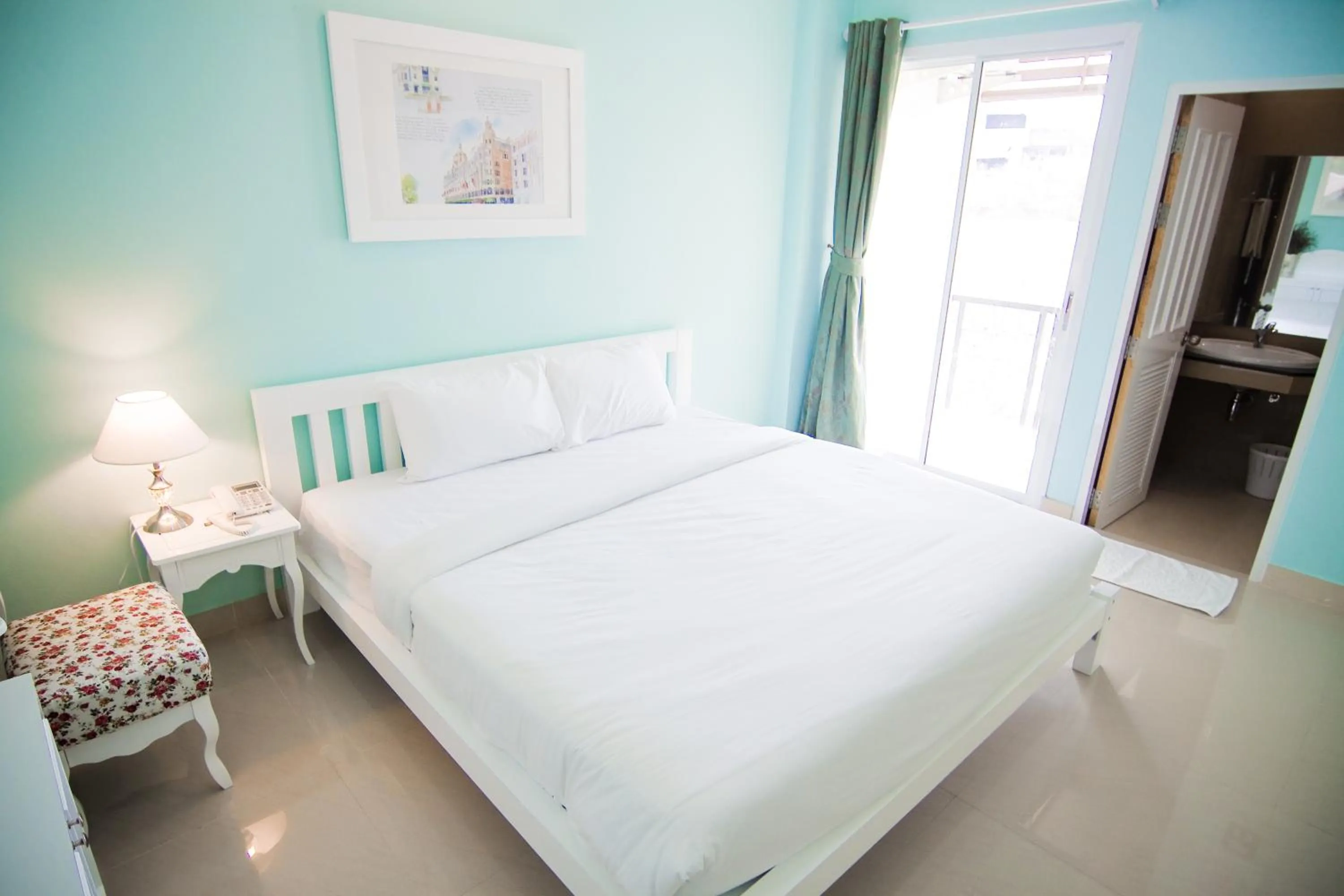 Photo of the whole room, Bed in Boonsiri Boutique Hotel