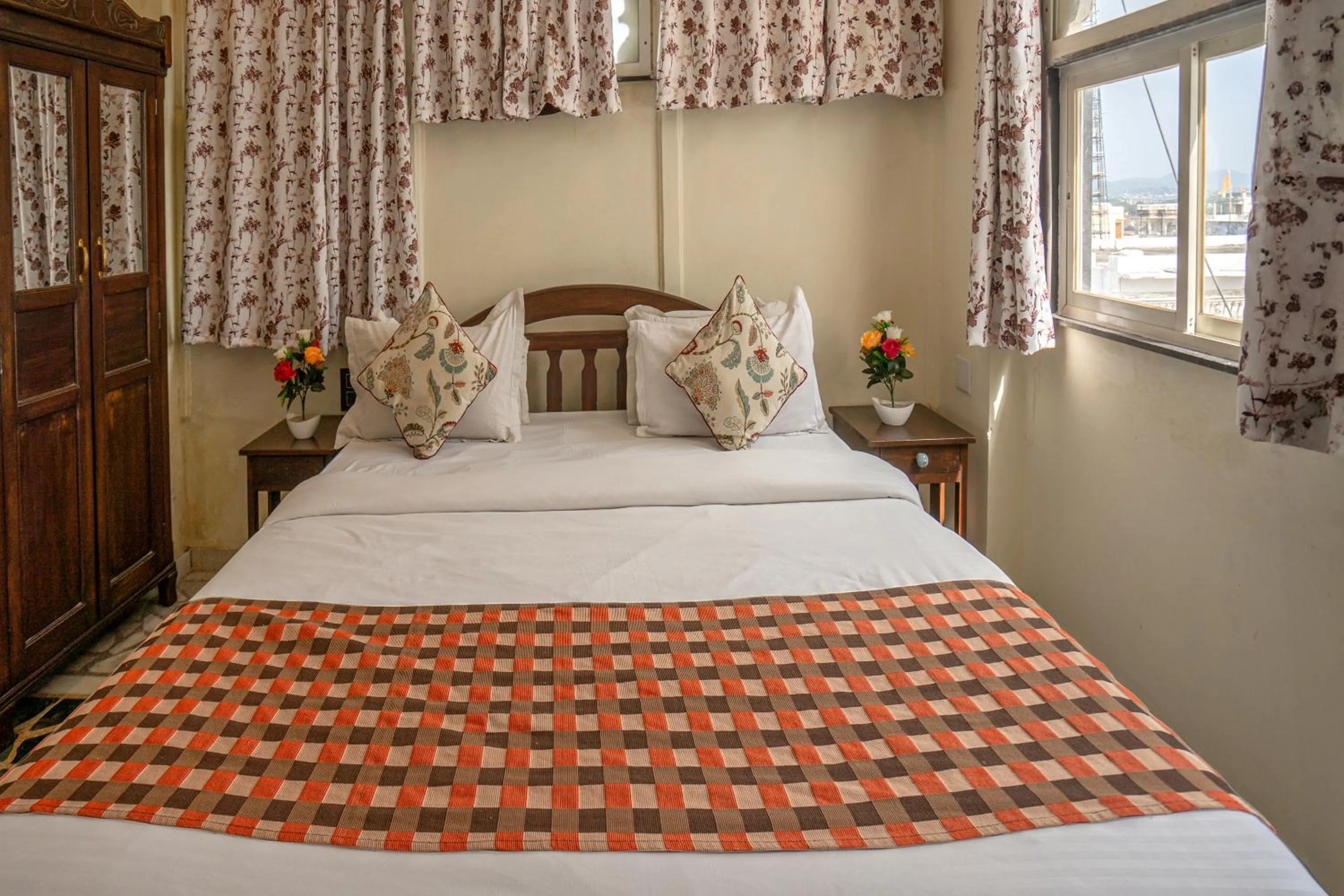 Bed in The Lake View Hotel- On Lake Pichola