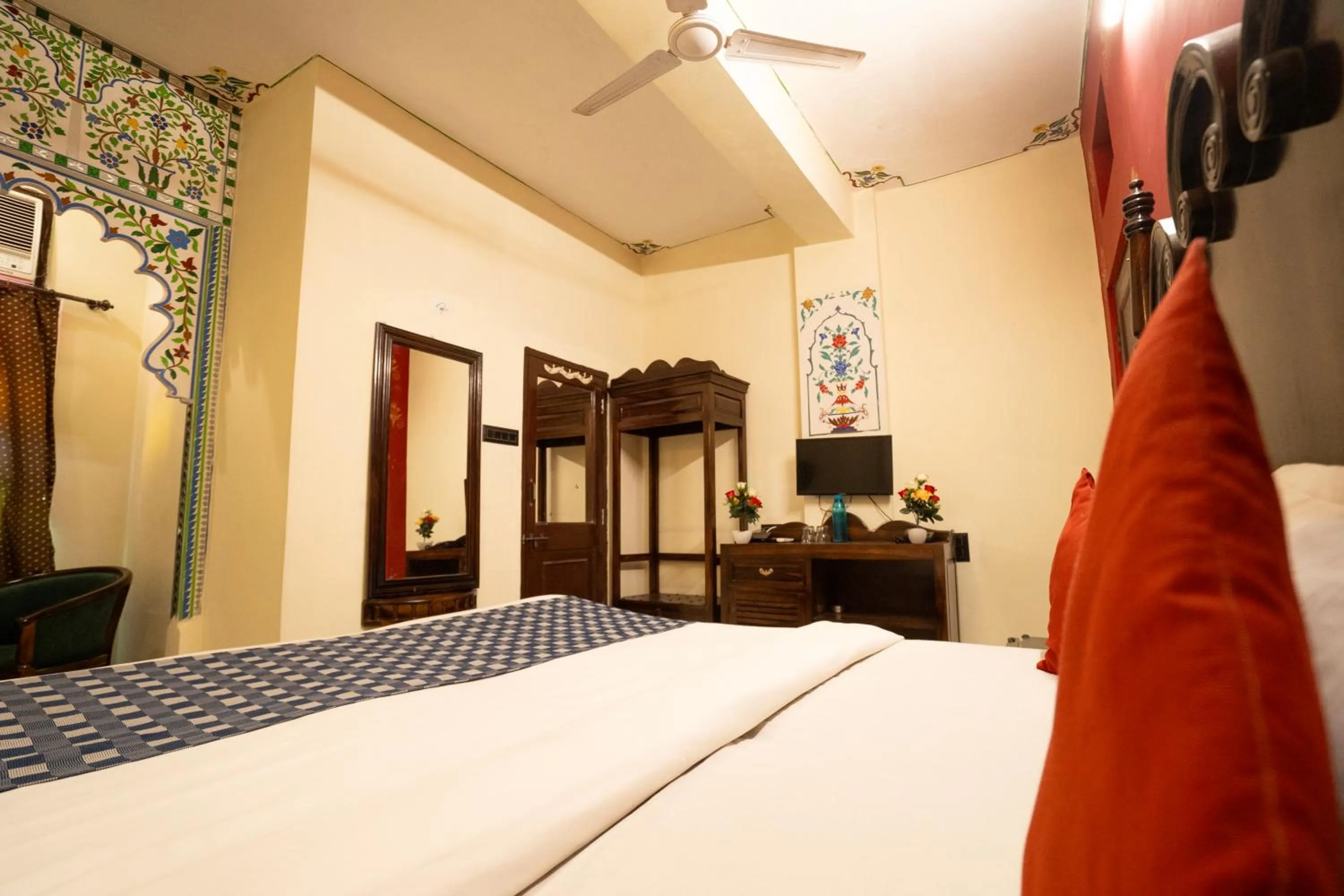 Bed in The Lake View Hotel- On Lake Pichola