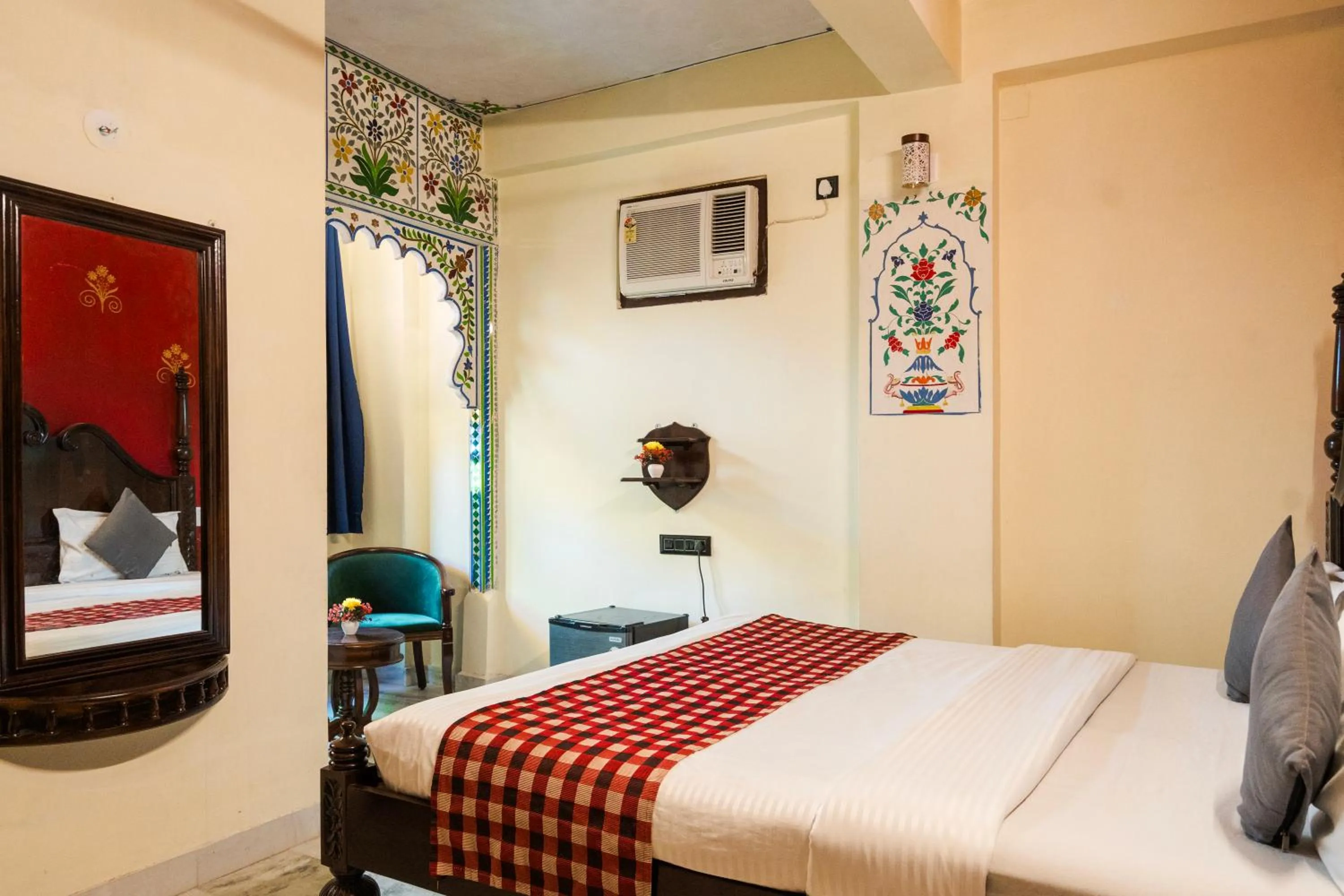 Bed in The Lake View Hotel- On Lake Pichola