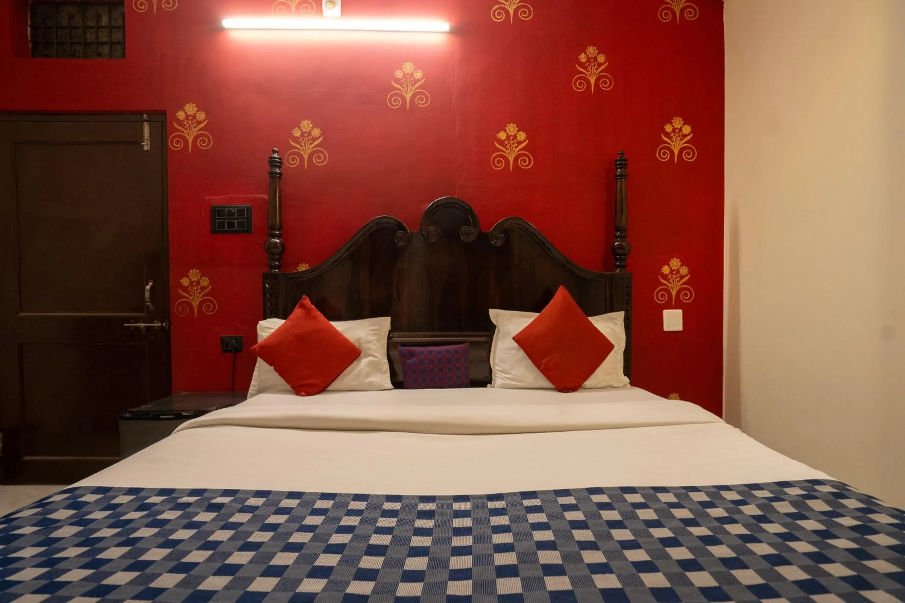 Bed in The Lake View Hotel- On Lake Pichola