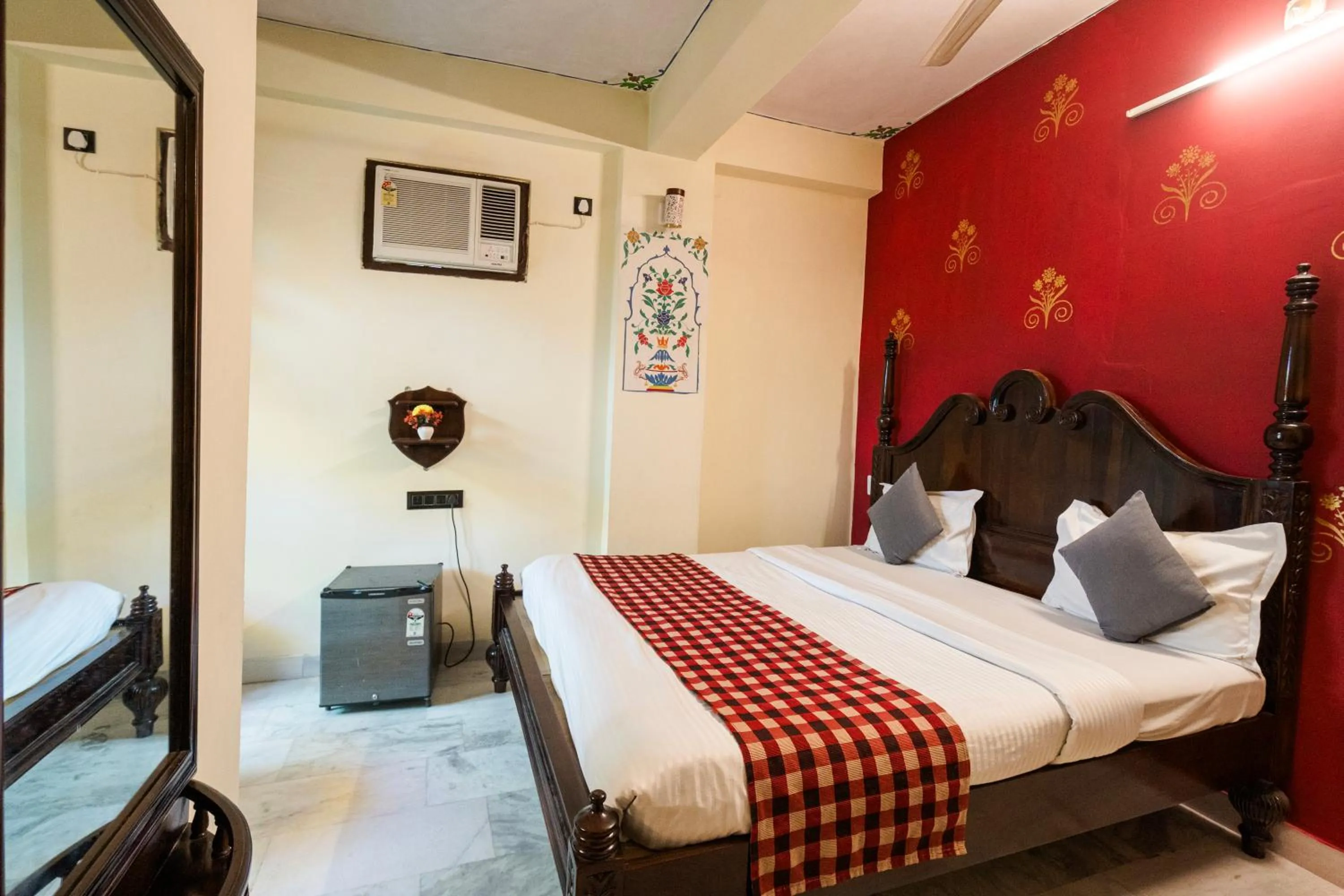 Bed in The Lake View Hotel- On Lake Pichola