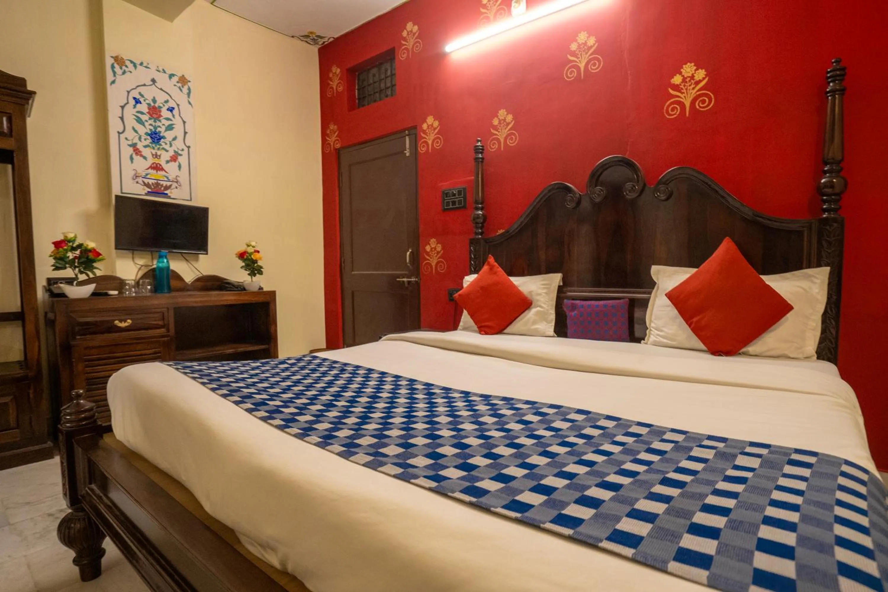 Bed in The Lake View Hotel- On Lake Pichola