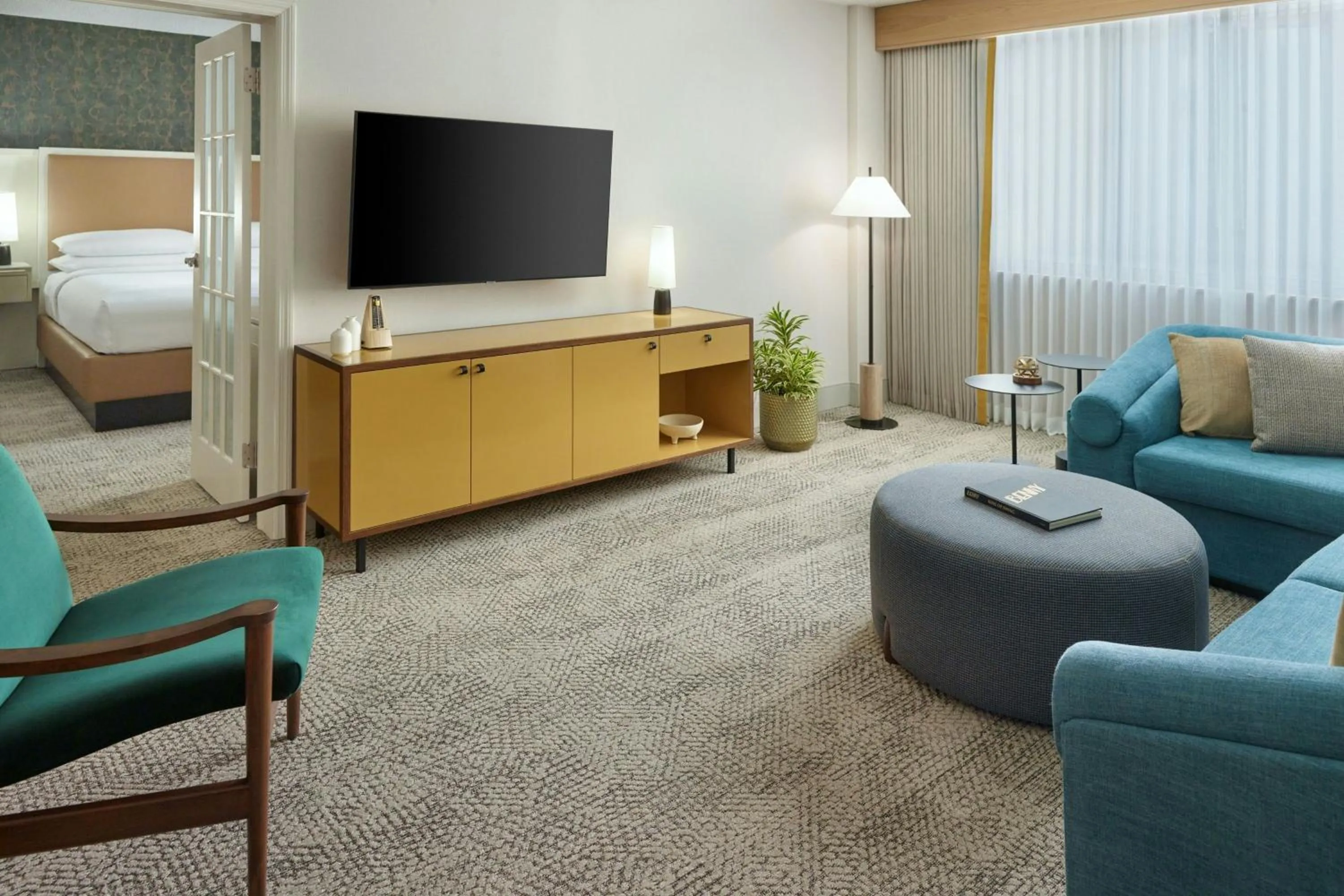 Living room, Bed in Sheraton Grand Nashville Downtown