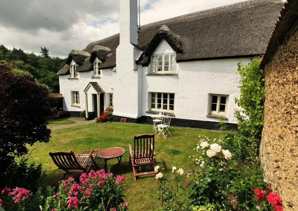 Facade/entrance in Brook Farmhouse