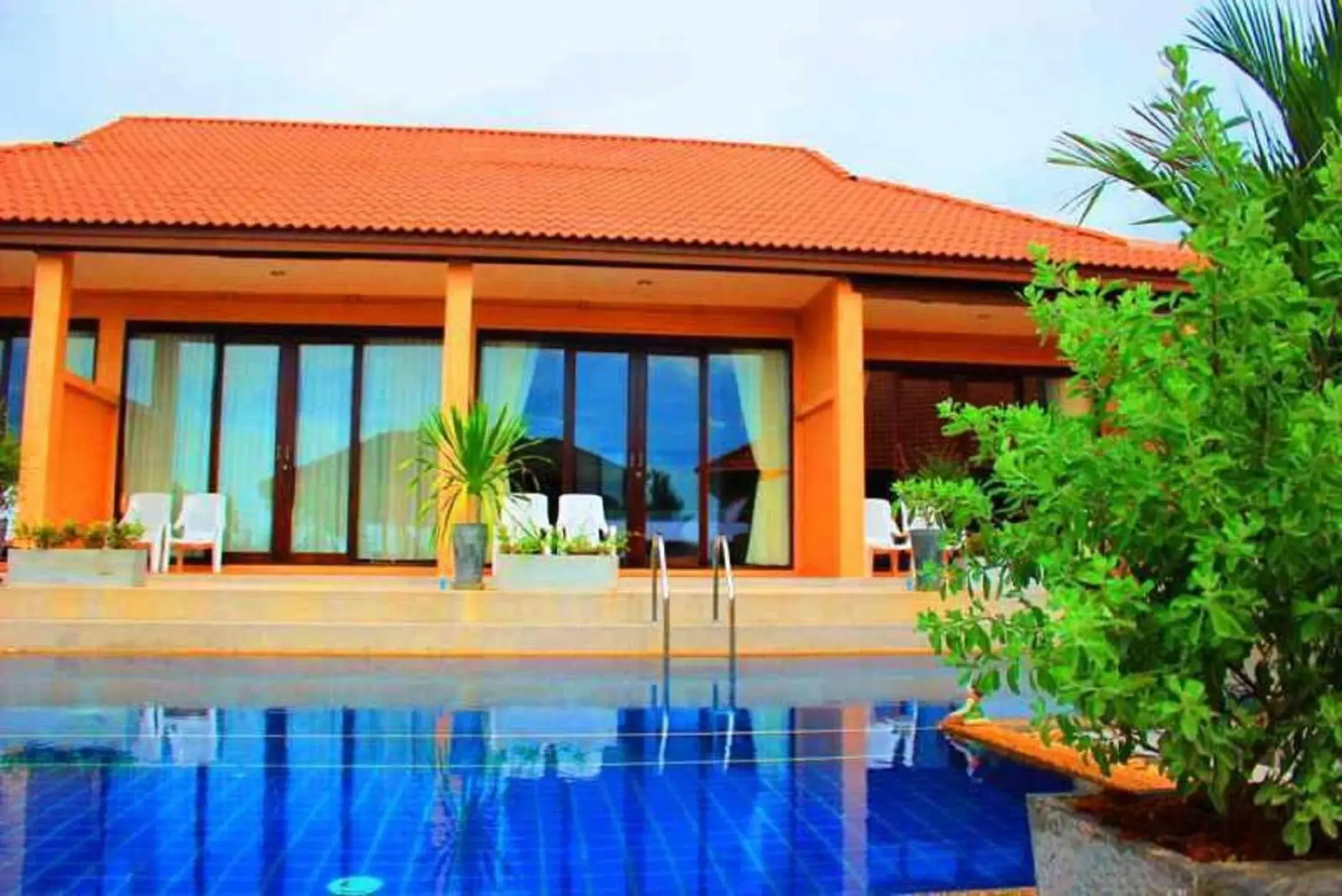 Swimming pool in Peace Paradise Beach Swimming pool in Peace Paradise Beach