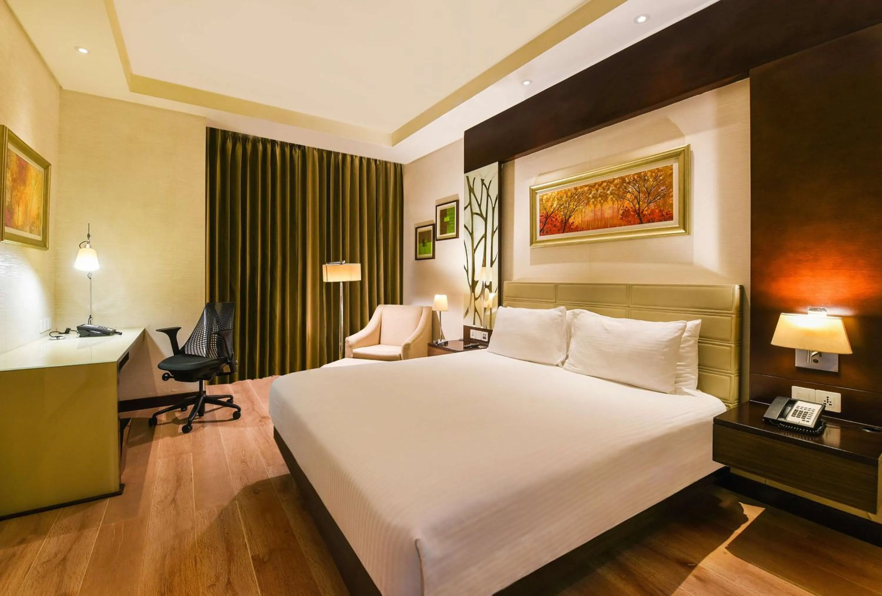 Bed in DoubleTree by Hilton Gurugram Baani Square