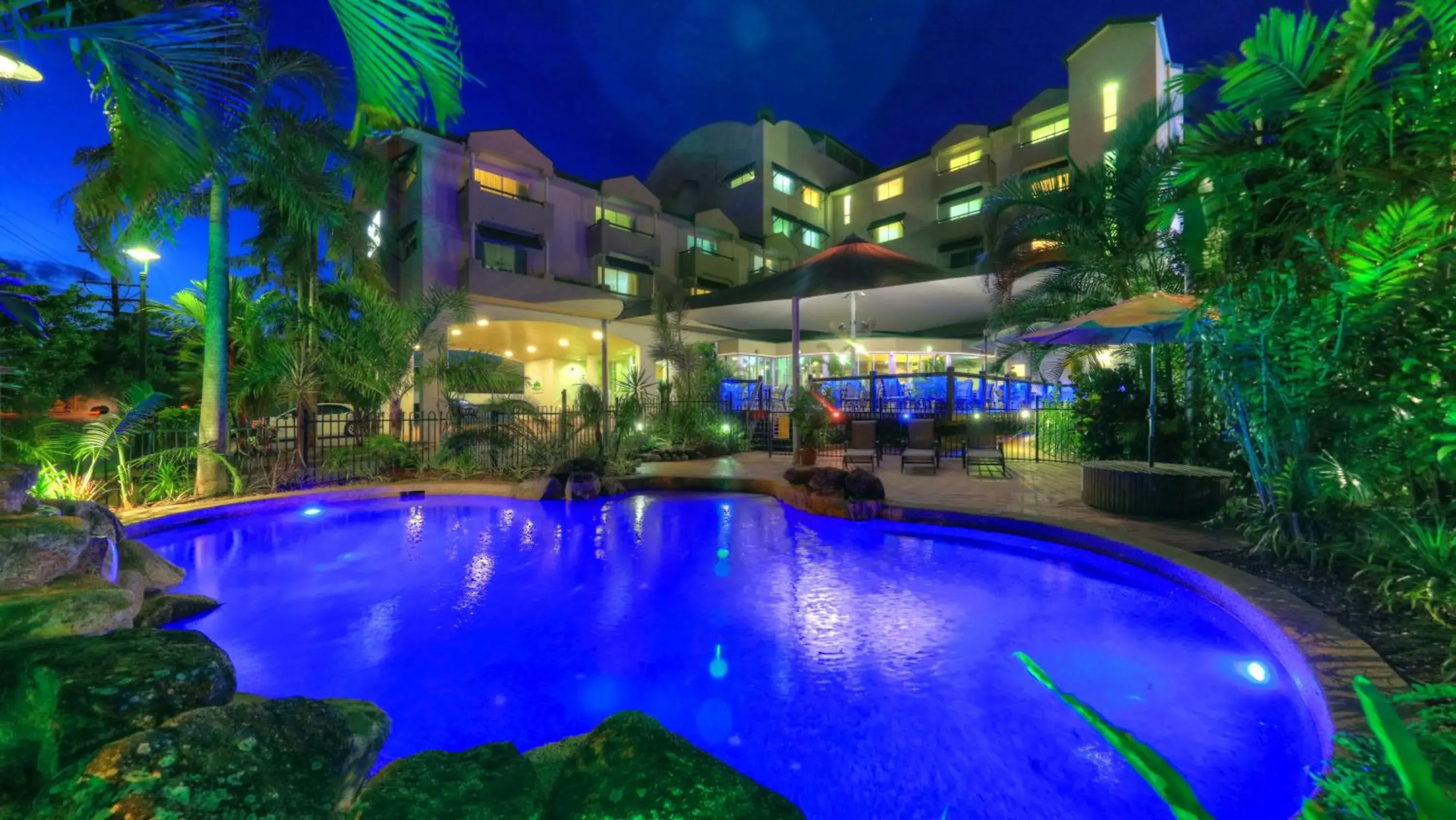 Pool view in Cairns Sheridan Hotel Pool view in Cairns Sheridan Hotel
