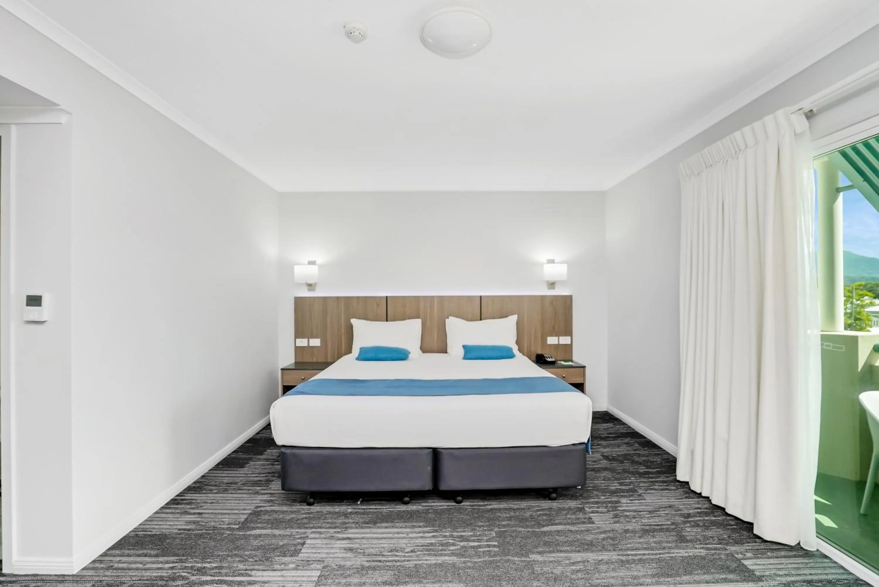 Bedroom, Bed in Cairns Sheridan Hotel