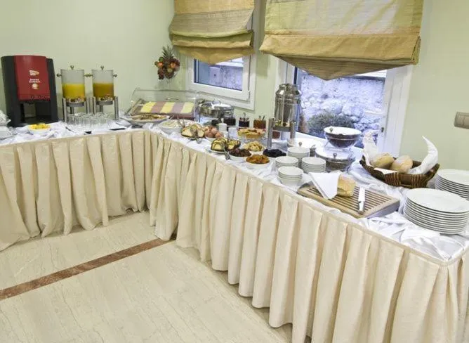 Restaurant/places to eat in Villa Elia