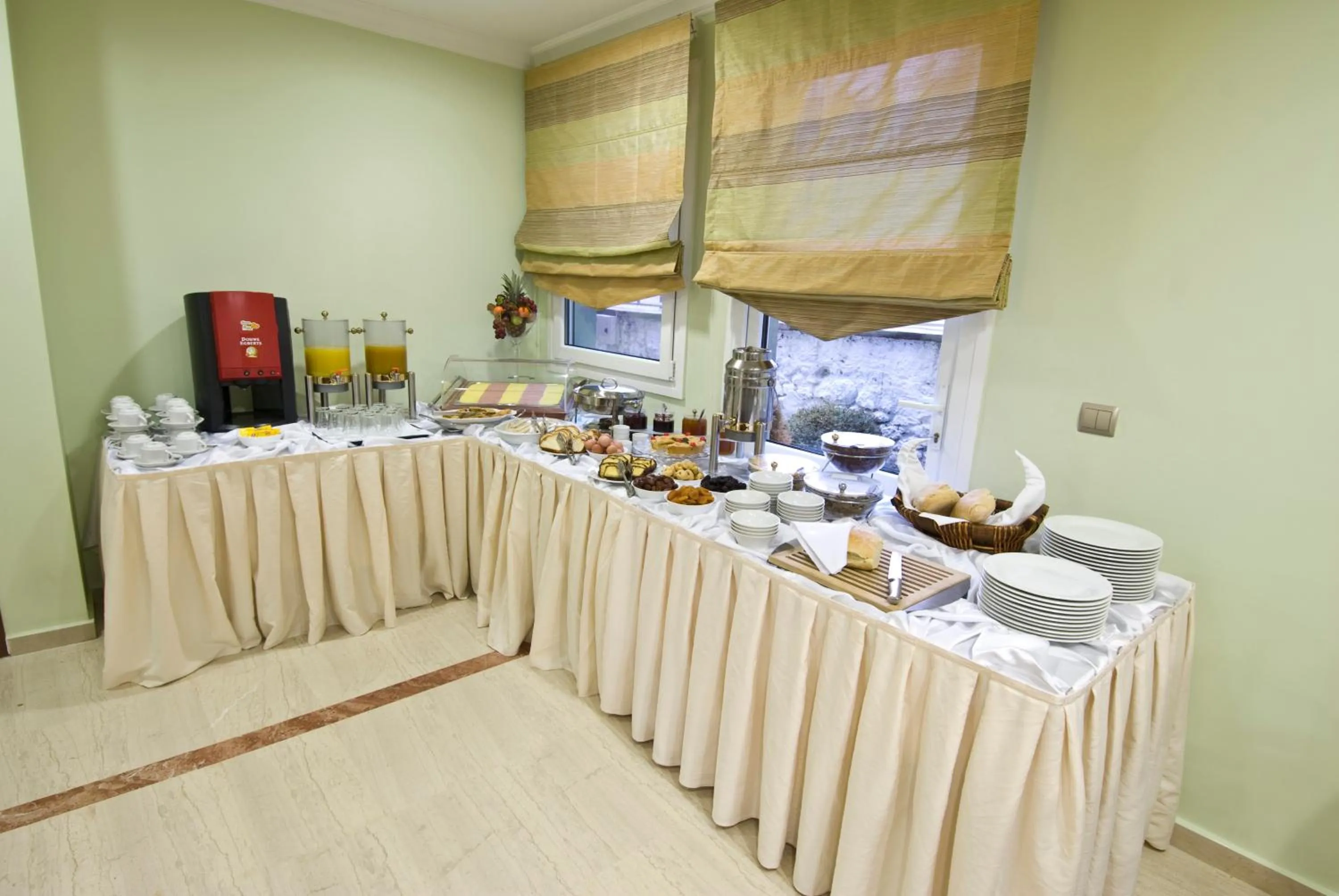 Restaurant/places to eat in Villa Elia