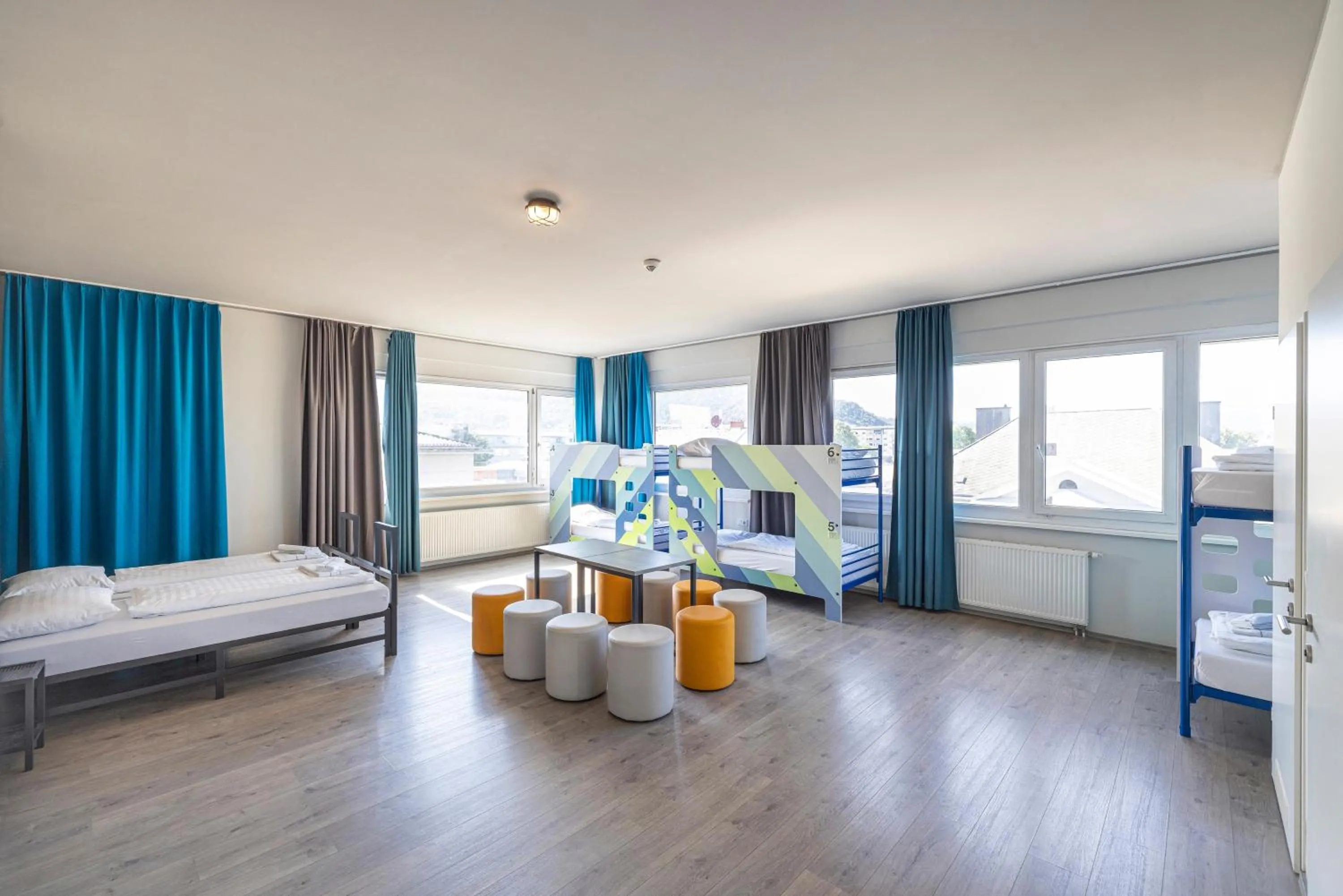 City view, Bed in a&o Graz Hauptbahnhof