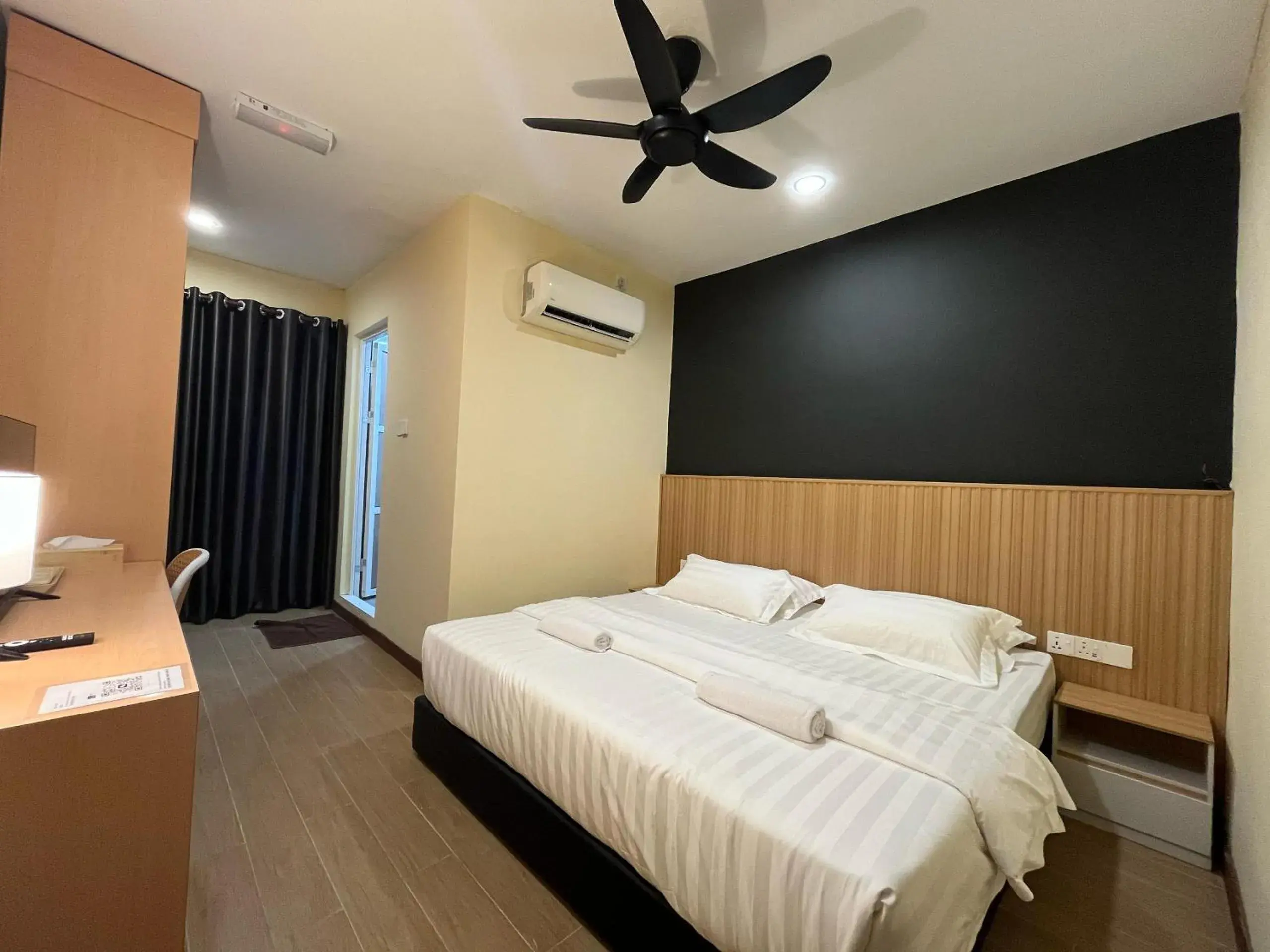 Photo of the whole room, Bed in Halo Hotel Photo of the whole room, Bed in Halo Hotel