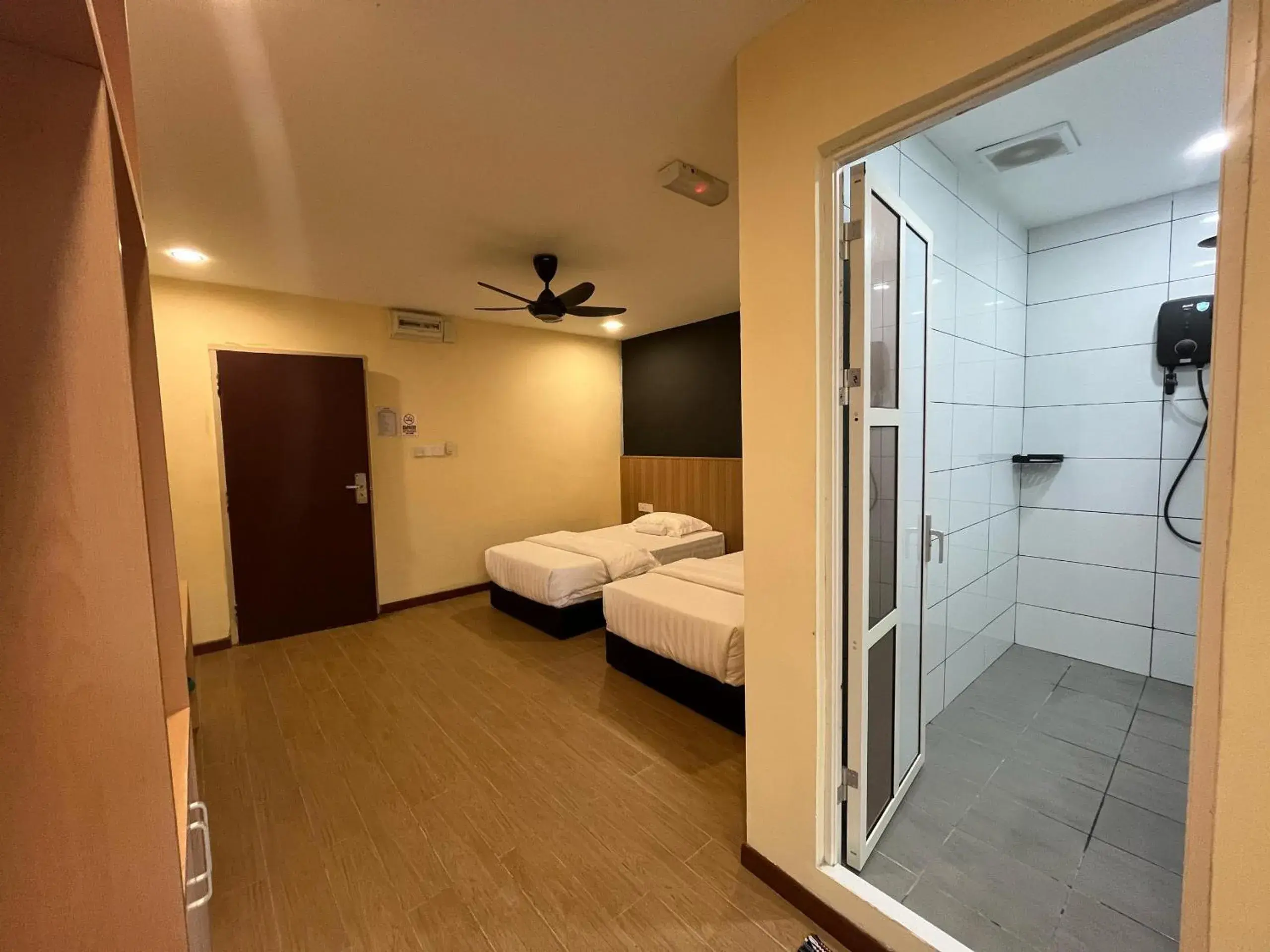 Shower, Bed in Halo Hotel Shower, Bed in Halo Hotel