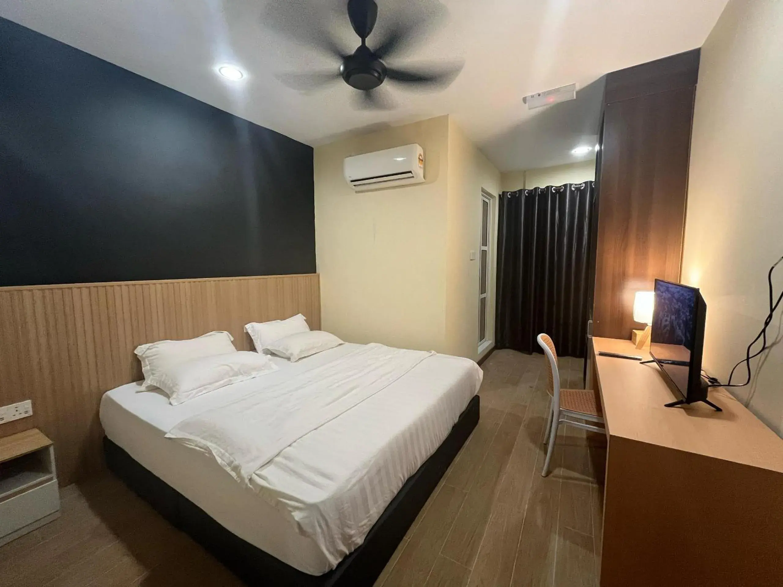 Photo of the whole room, Bed in Halo Hotel Photo of the whole room, Bed in Halo Hotel