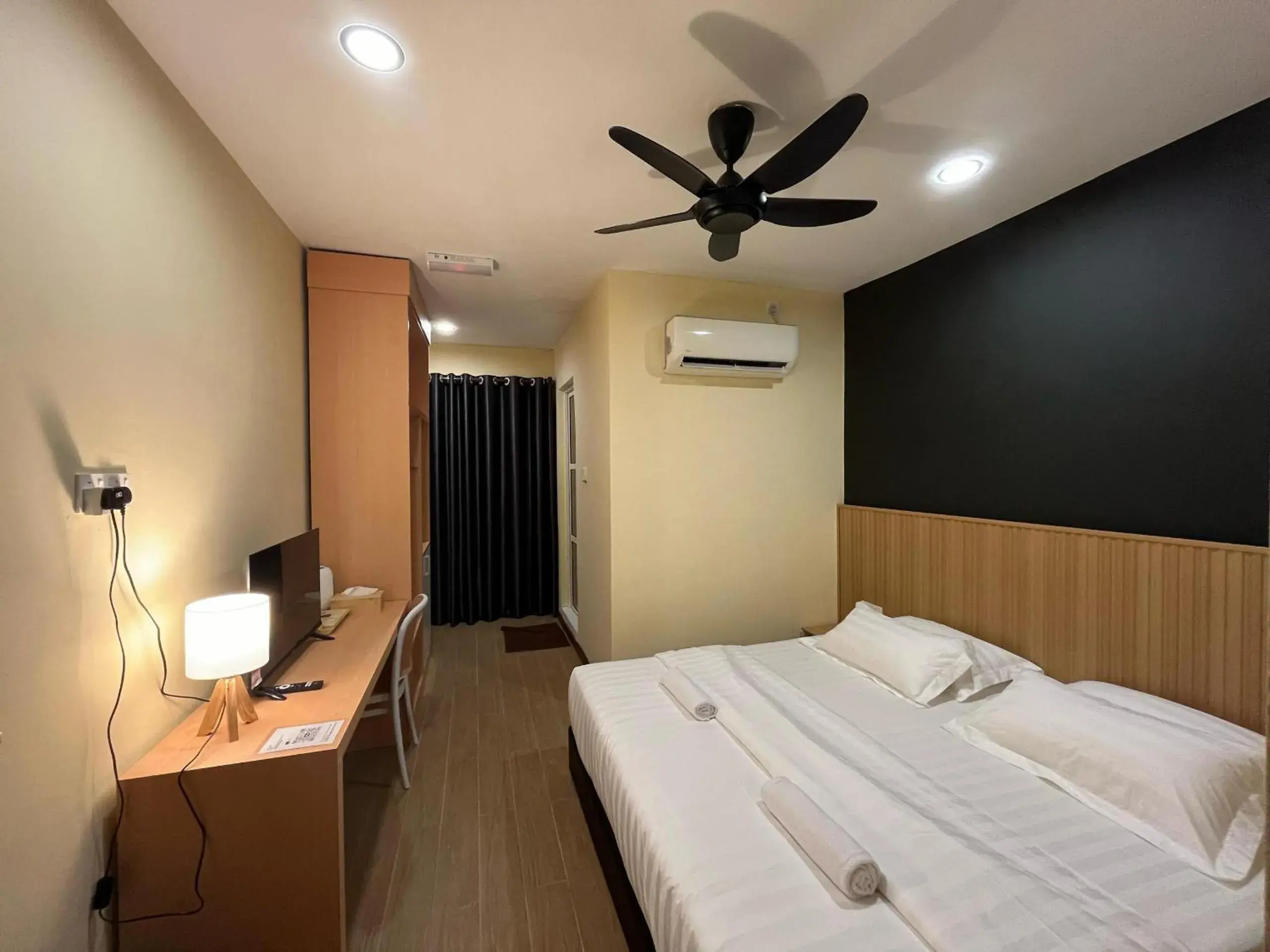 Photo of the whole room, Bed in Halo Hotel Photo of the whole room, Bed in Halo Hotel