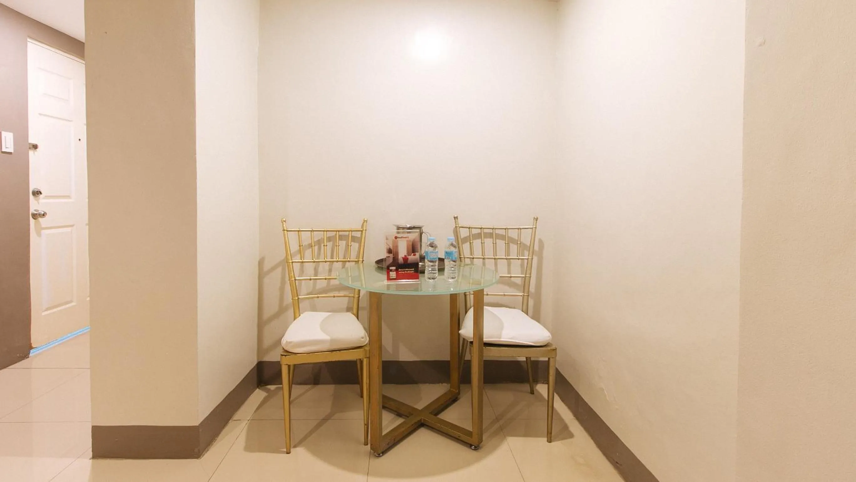 Seating area in RedDoorz at Samat Mandaluyong