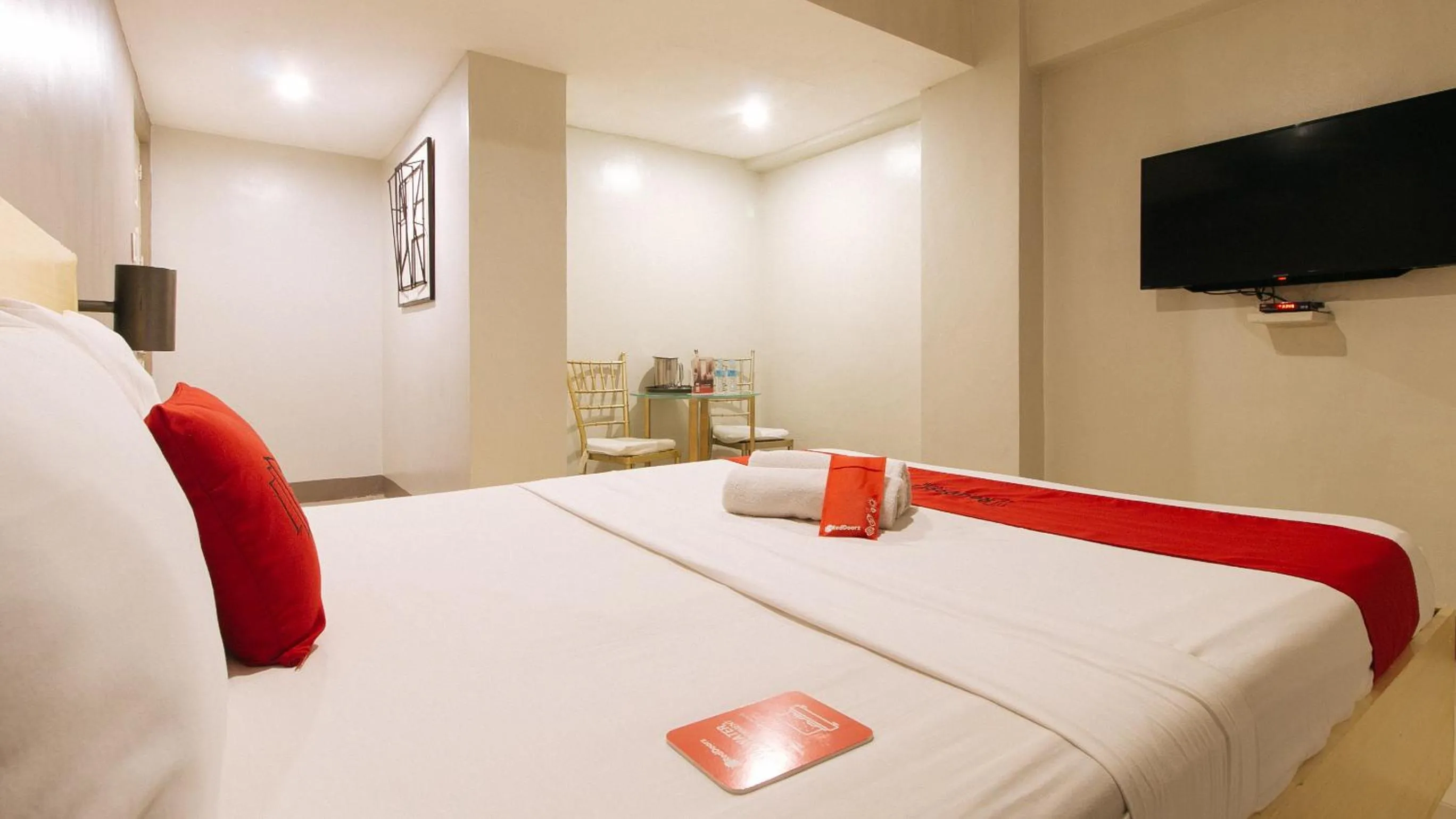 Photo of the whole room, Bed in RedDoorz at Samat Mandaluyong