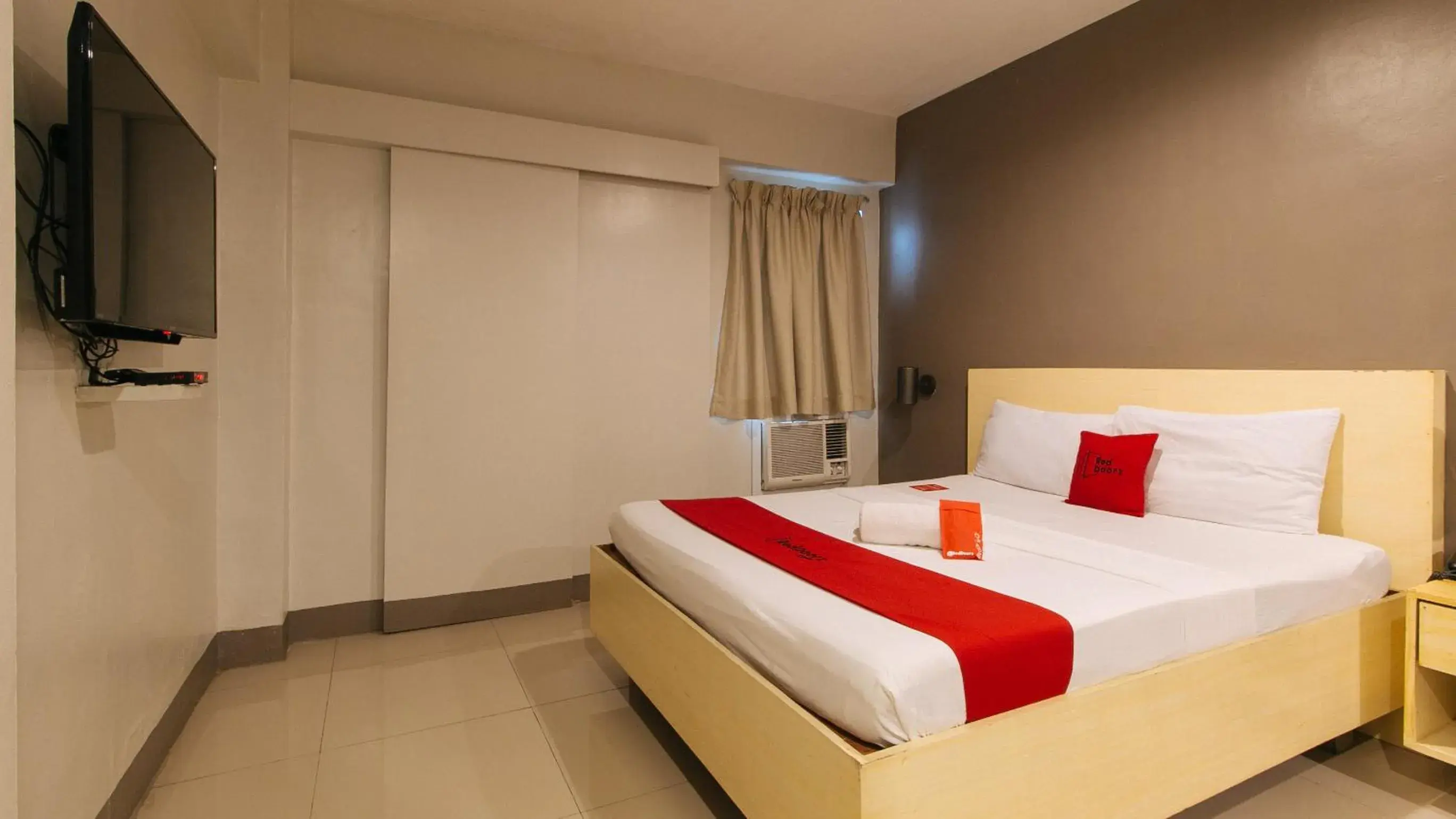 TV and multimedia, Bed in RedDoorz at Samat Mandaluyong TV and multimedia, Bed in RedDoorz at Samat Mandaluyong