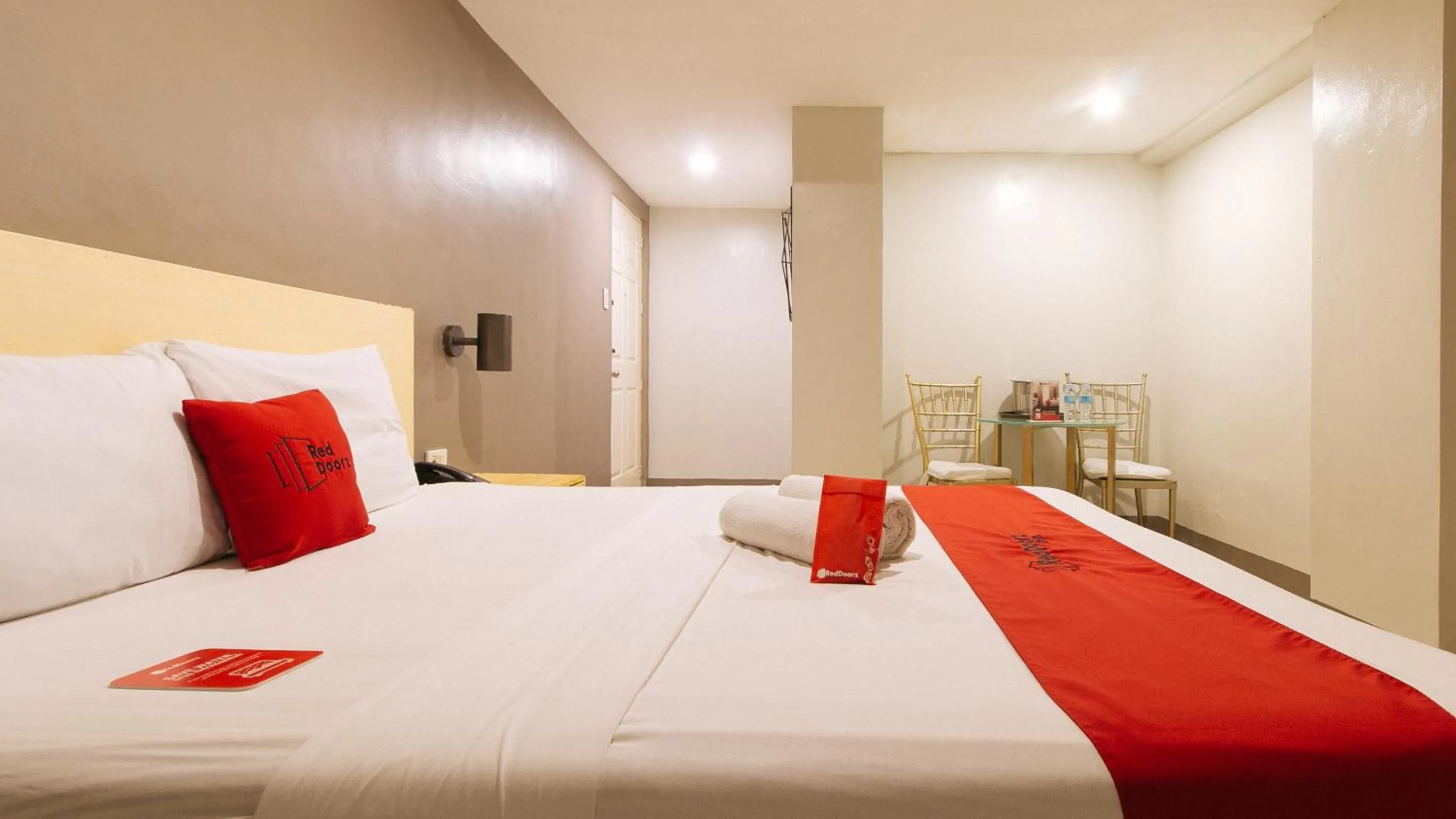 Photo of the whole room, Bed in RedDoorz at Samat Mandaluyong
