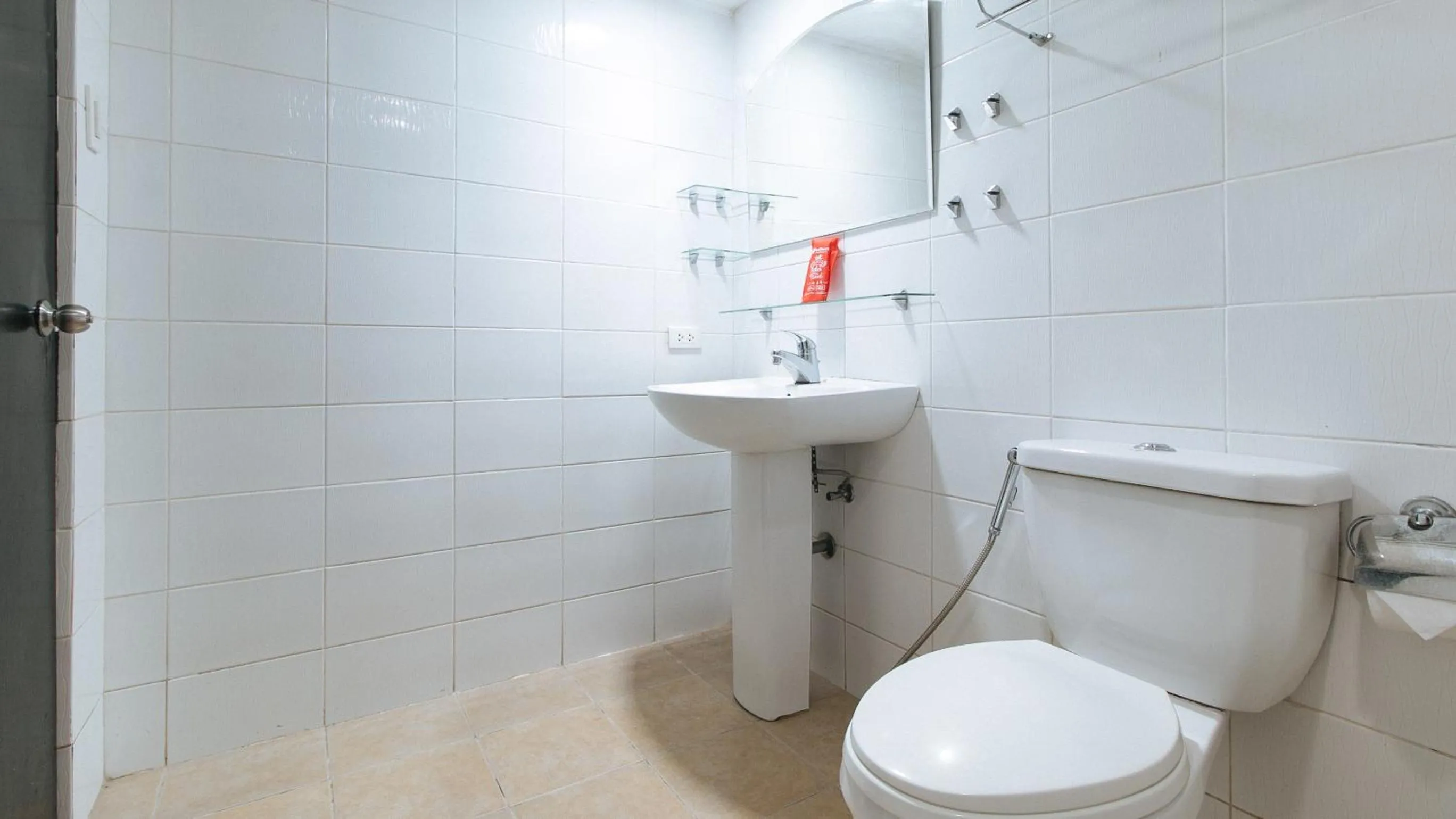 Bathroom in RedDoorz at Samat Mandaluyong