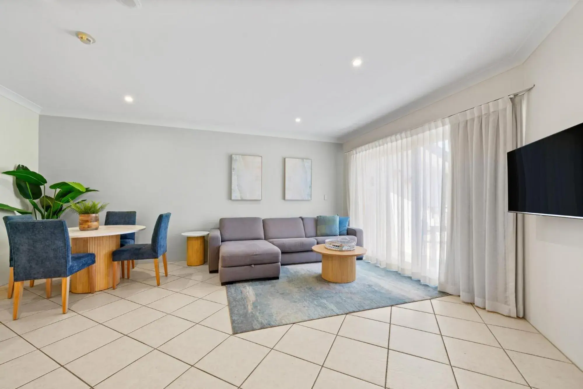 Living room in Terrigal Sails Serviced Apartments Living room in Terrigal Sails Serviced Apartments