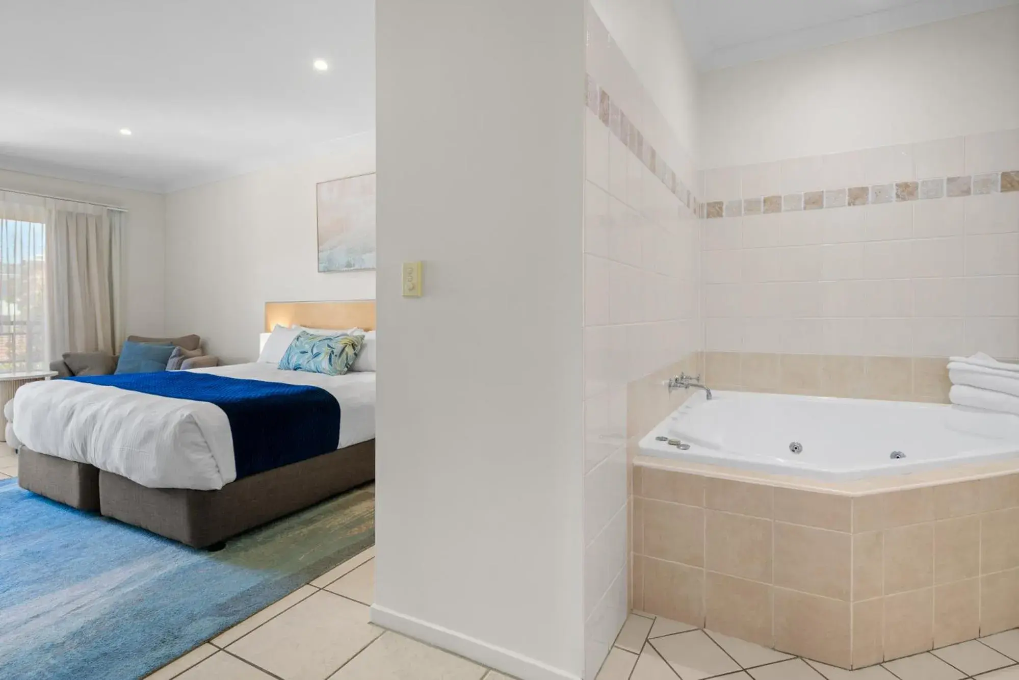 Photo of the whole room, Bed in Terrigal Sails Serviced Apartments Photo of the whole room, Bed in Terrigal Sails Serviced Apartments